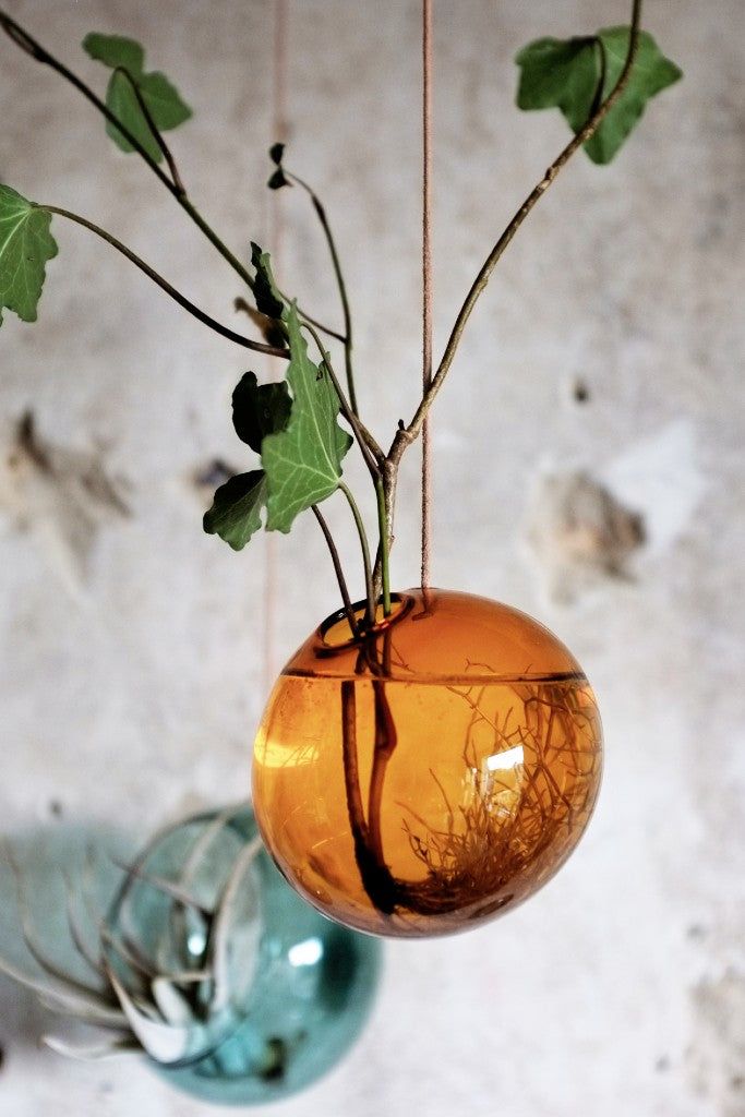 Studio sur la suspension du vase à bulles de fleurs, ambre