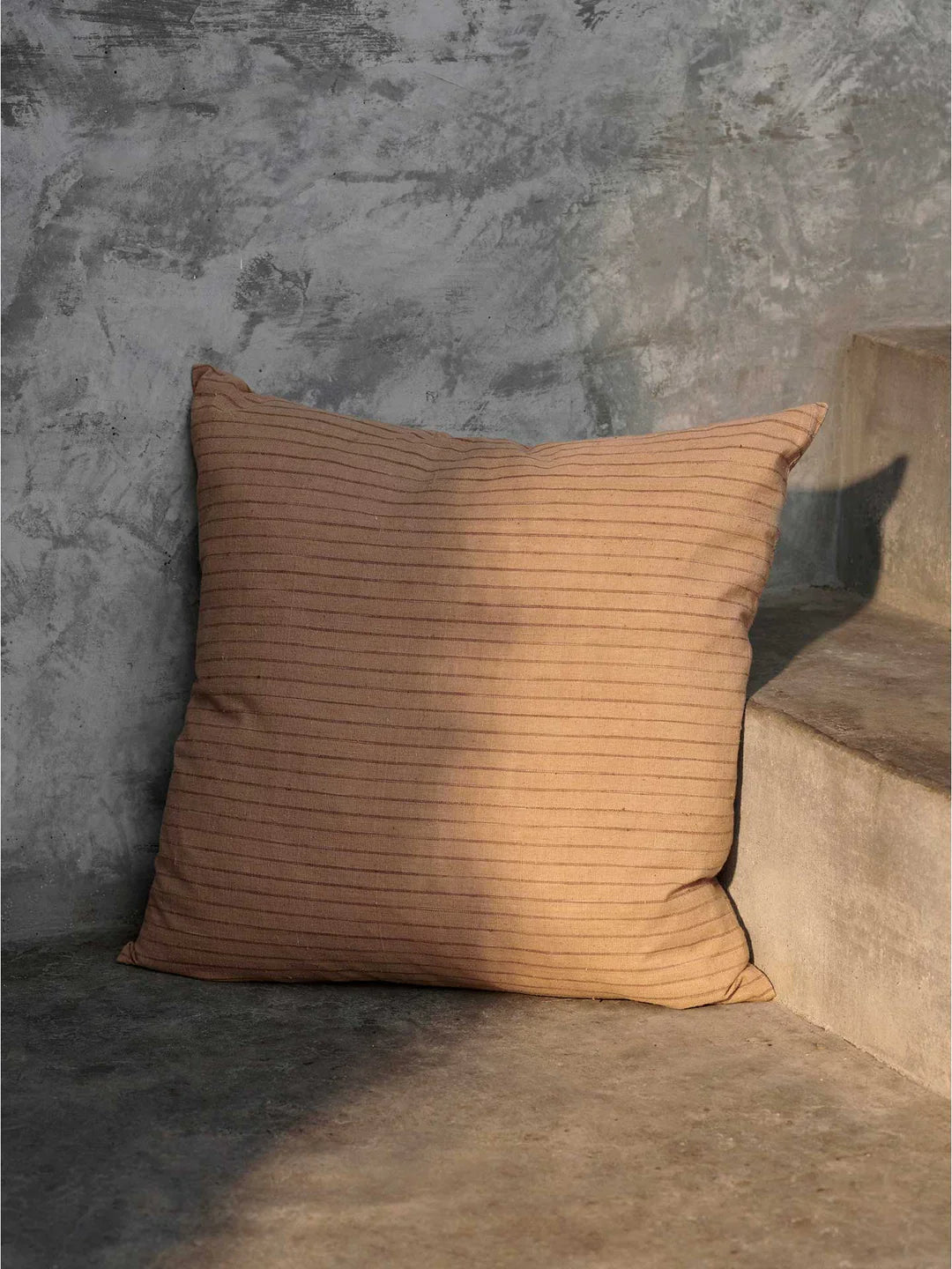 Ferm Living Coussin en coton marron, Lignes