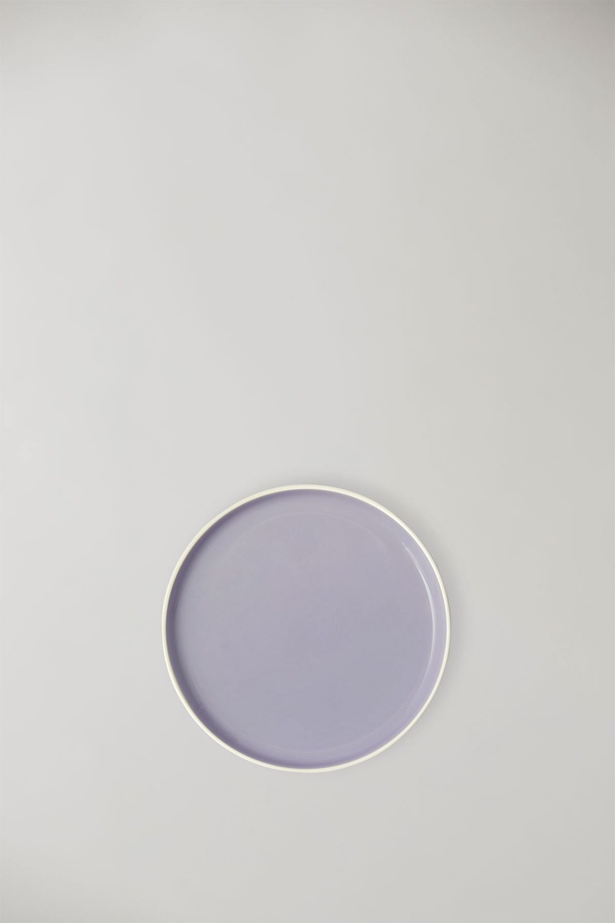 Estudio sobre Clayware Conjunto de 2 placas medianas, marfil/luz púrpura