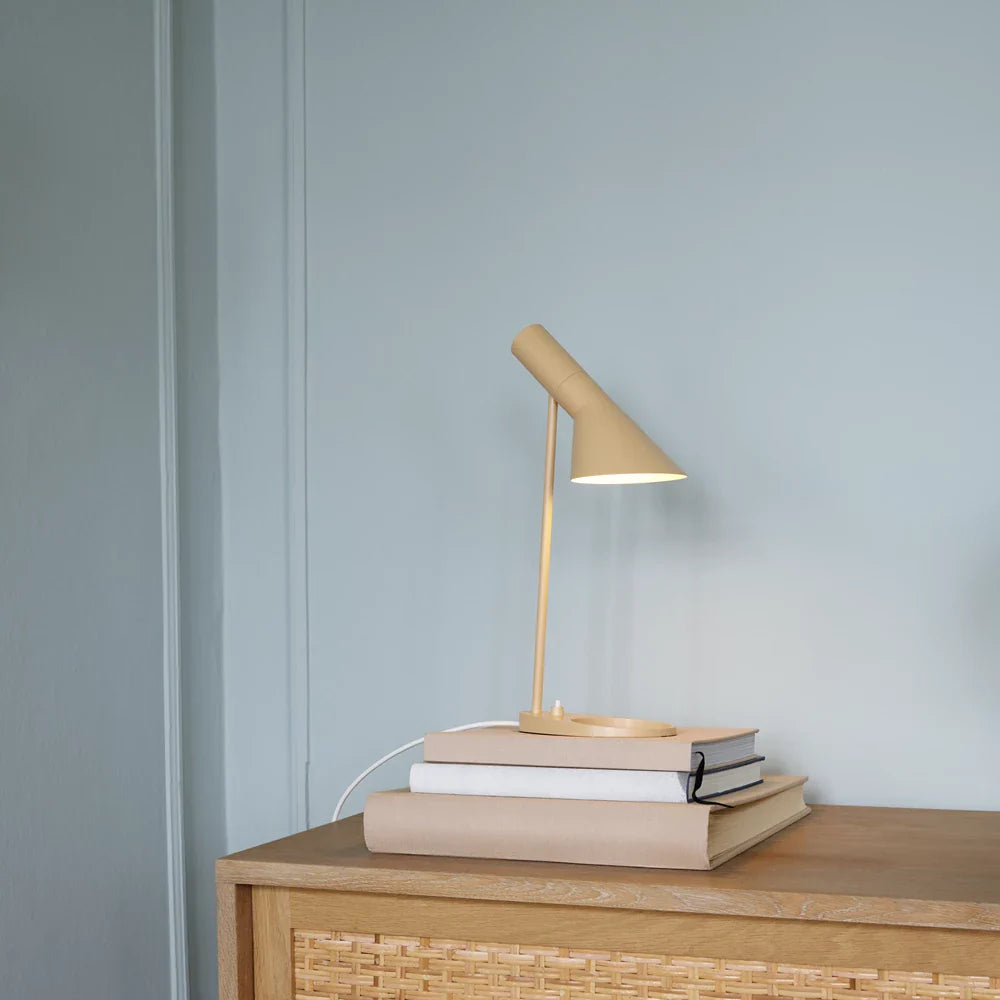 Louis Poulsen AJ Mini Bordlampe, Varm Sand 