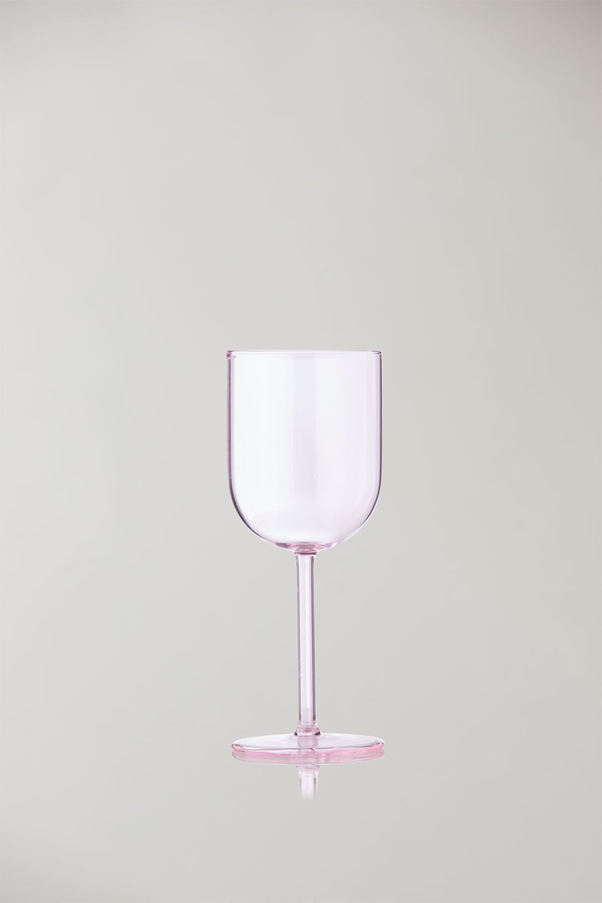 Studio sur l'ensemble de la verrerie de 2 verres à vin, rose