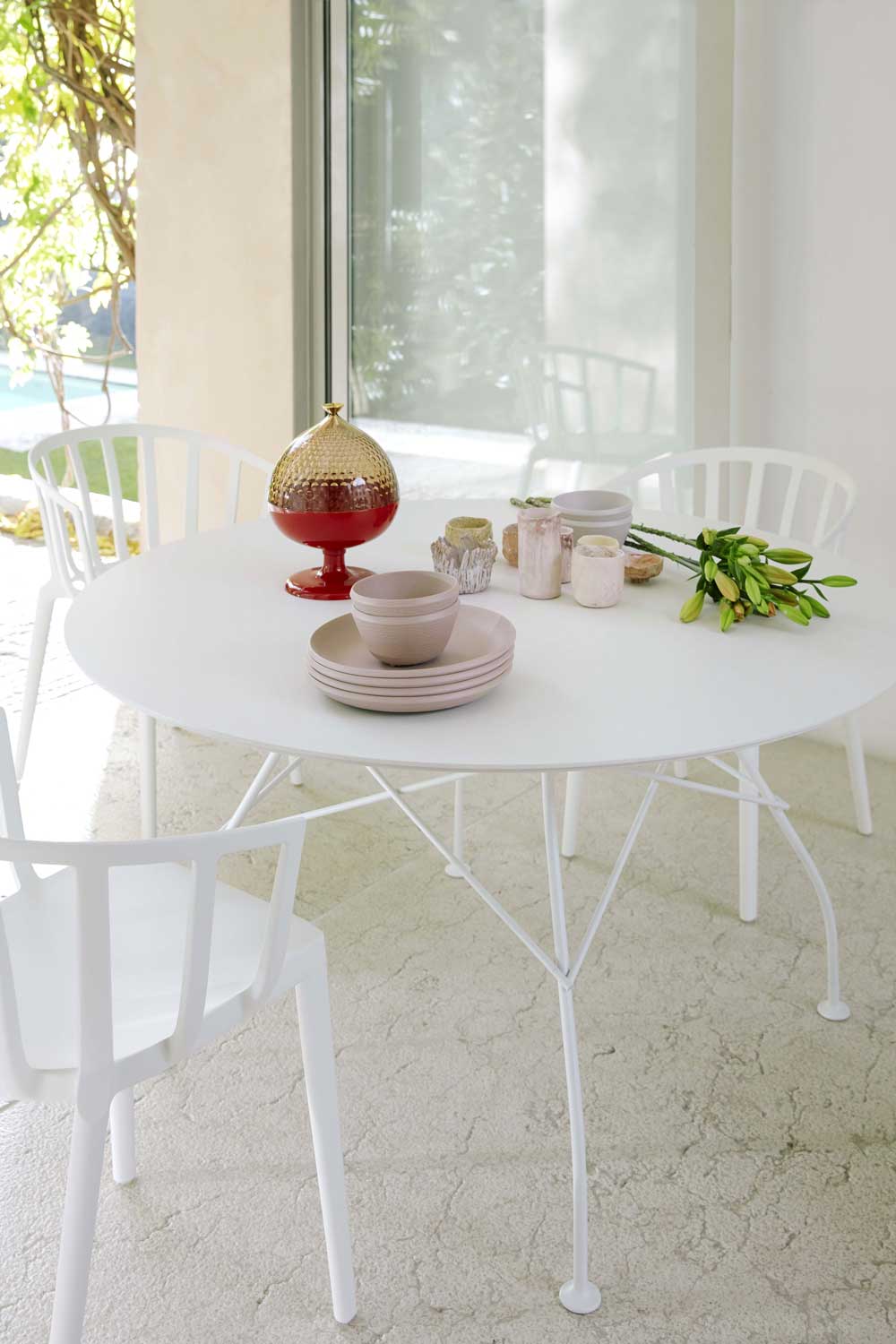 Table brillante kartell autour de l'extérieur, blanc / blanc