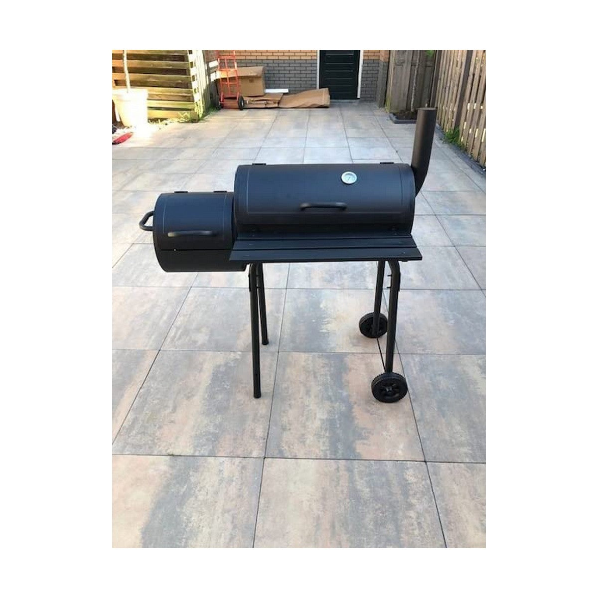 Barbecue de charbon avec couverture et roues noires (112 x 63 x 112 cm)