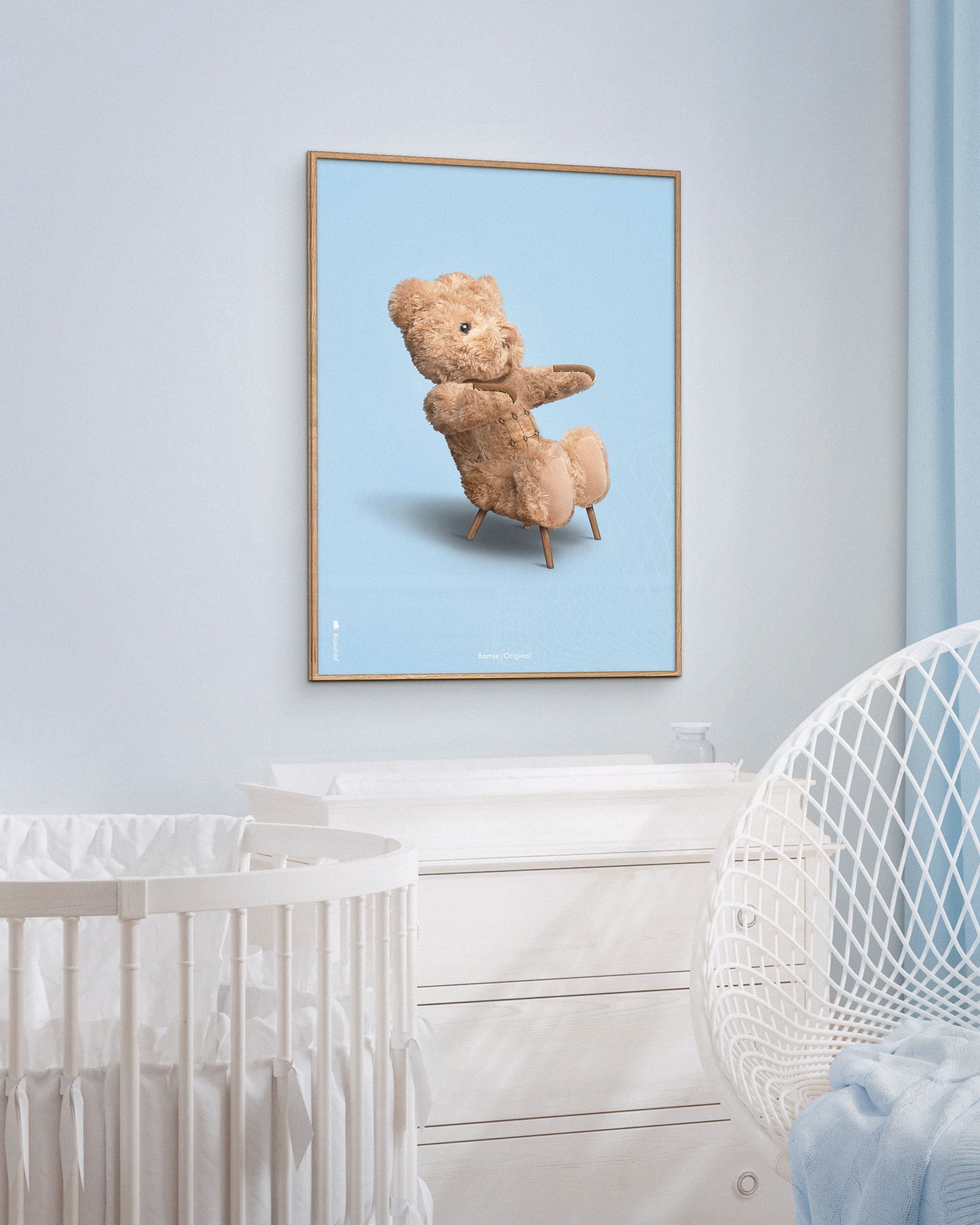 Brainchild Teddy Bear Coster Classic Brass Color Frame 30x40 cm, fondo azul claro