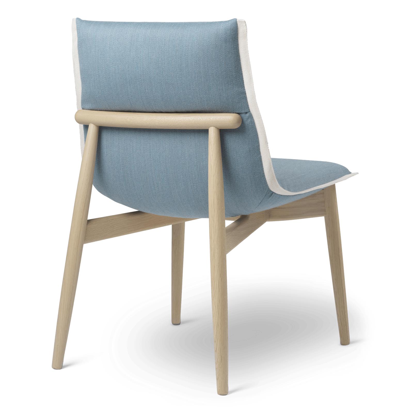 Carl Hansen E004 Embrace Chaise, chêne huilé blanc, tissu bleu clair