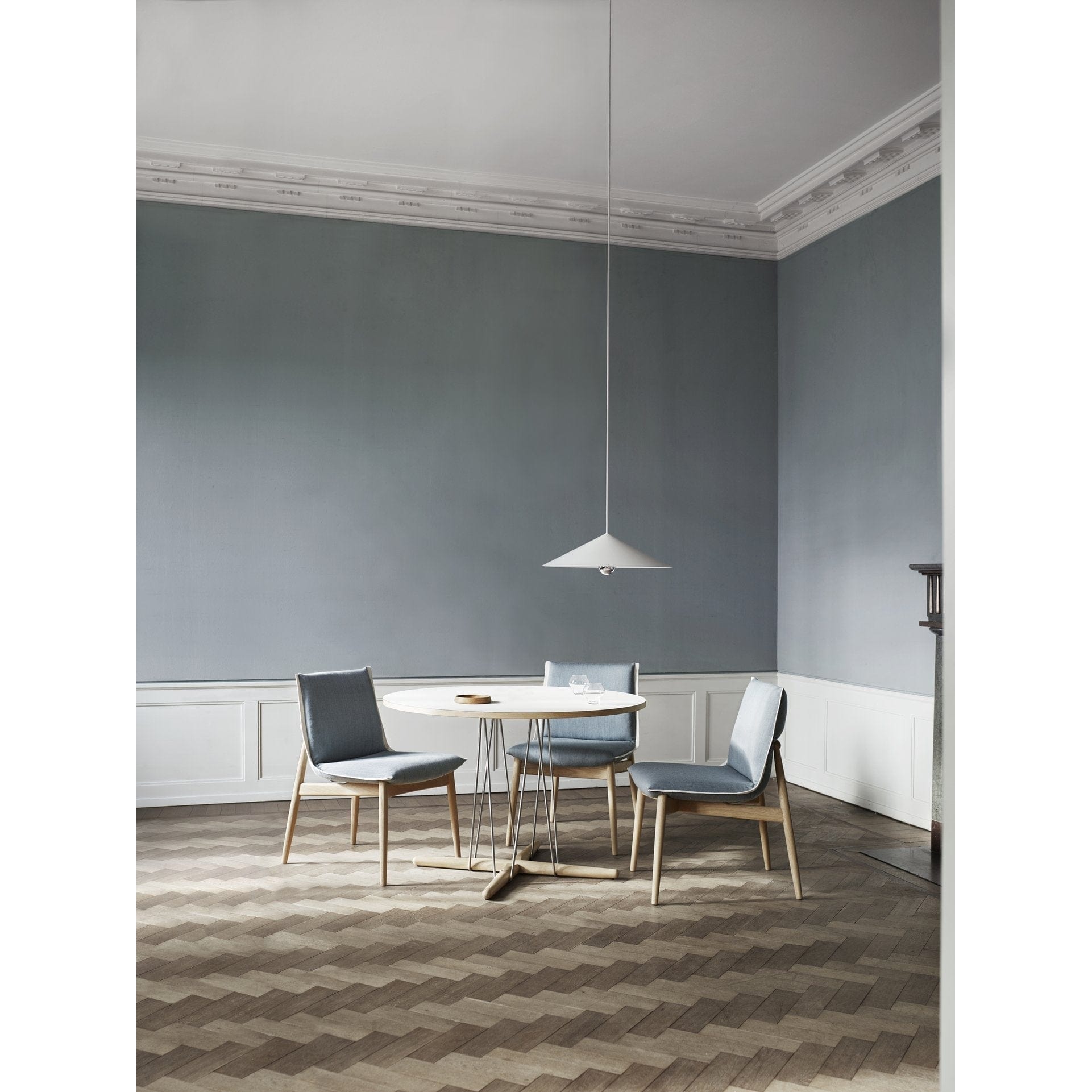 Silla de abrazo de Carl Hansen E004, roble blanco engrasado, tela azul claro