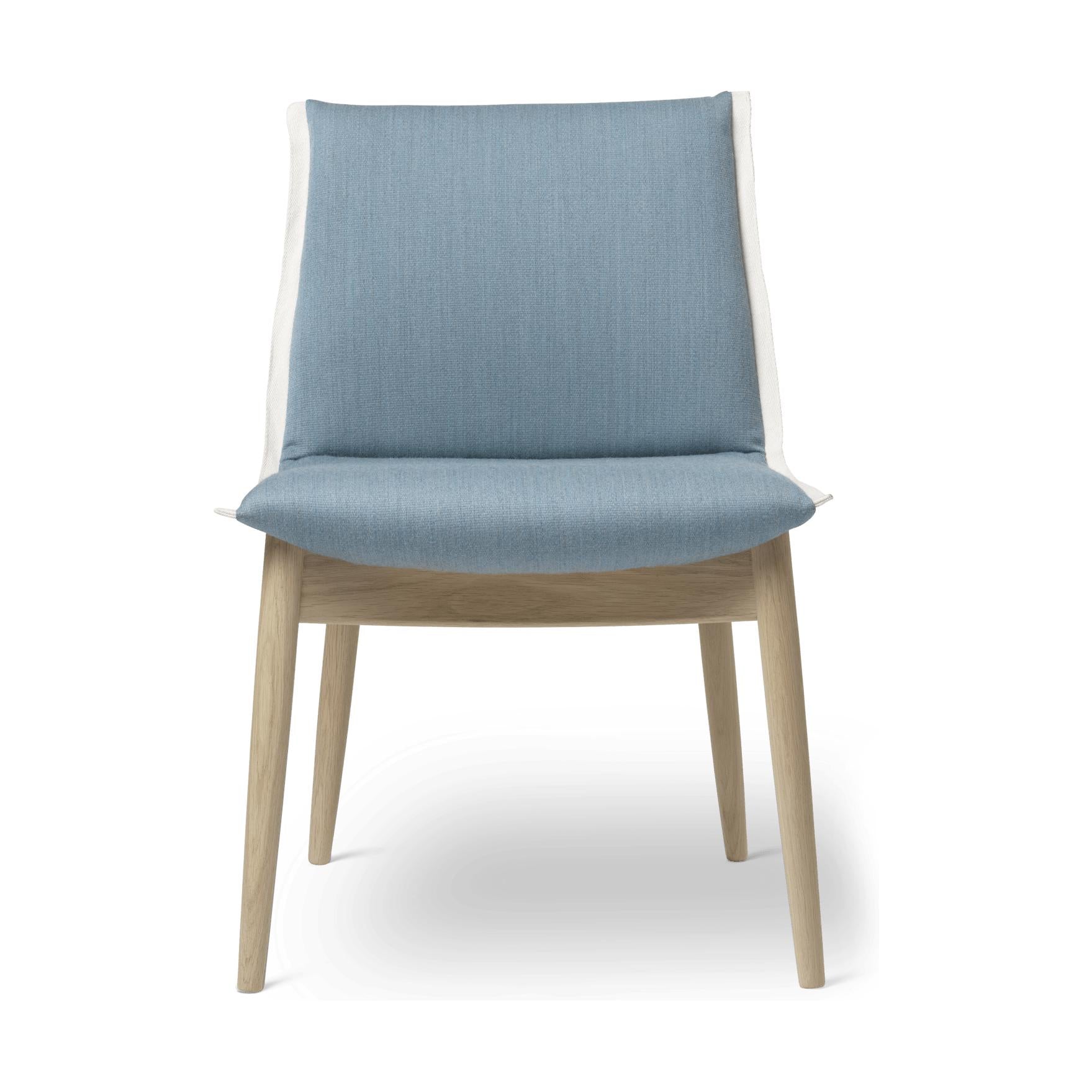 Carl Hansen E004 Embrace Chaise, chêne huilé blanc, tissu bleu clair