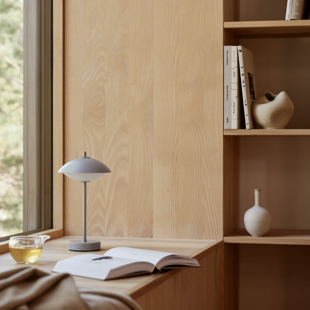 Fritz Hansen Clam™ Tragbare Lampe, Neungrau