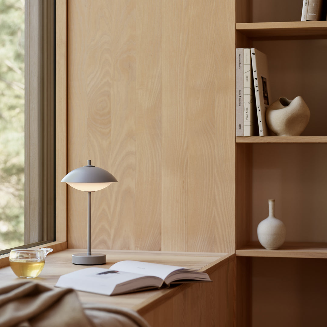 Fritz Hansen Clam™ Tragbare Lampe, Neungrau