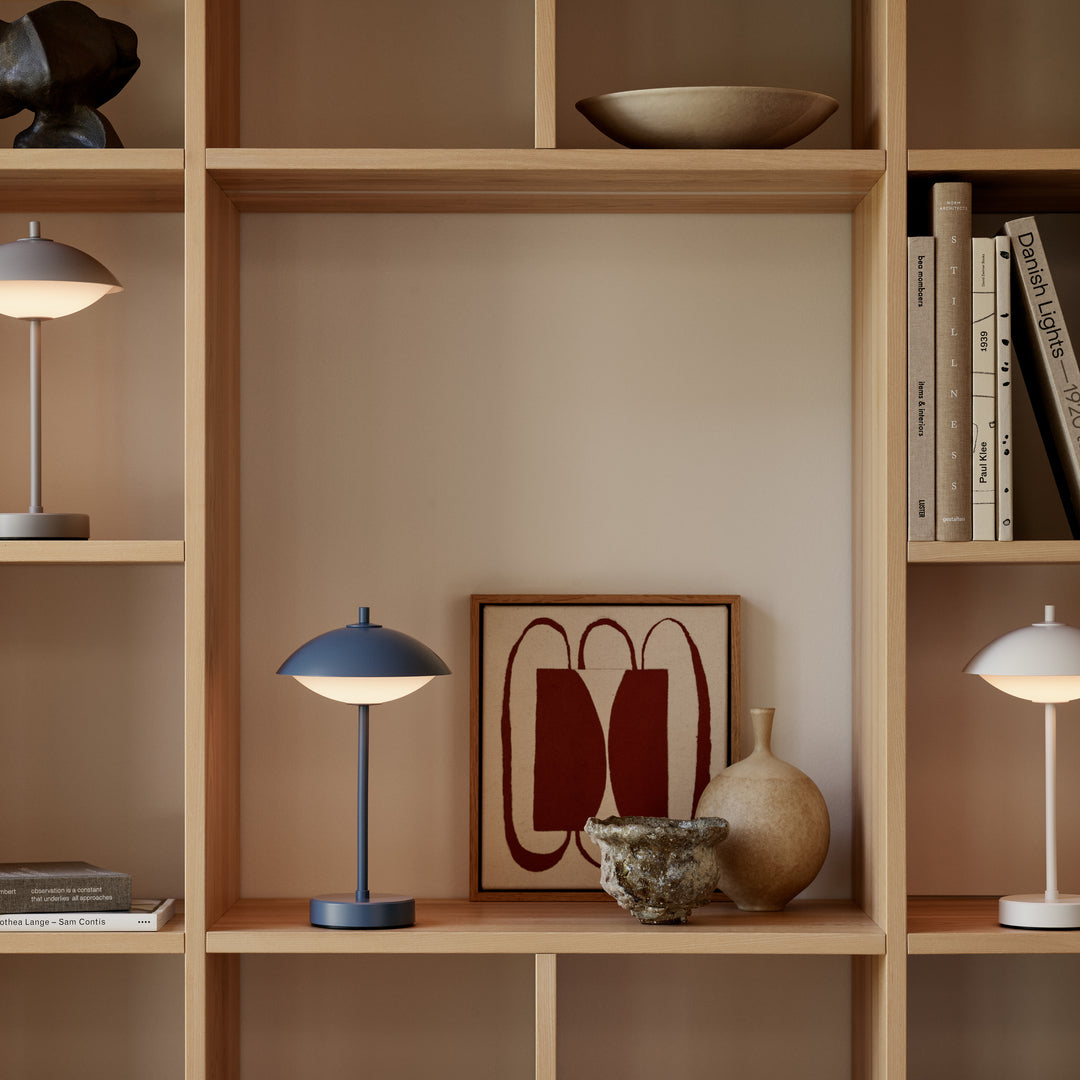 Fritz Hansen Clam™ Tragbare Lampe, Dämmerungsblau