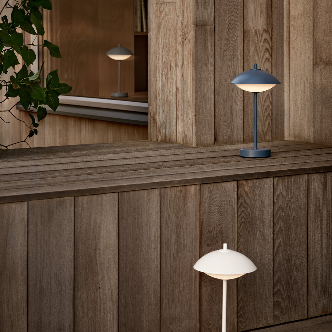 Fritz Hansen Clam™ Tragbare Lampe, Neungrau