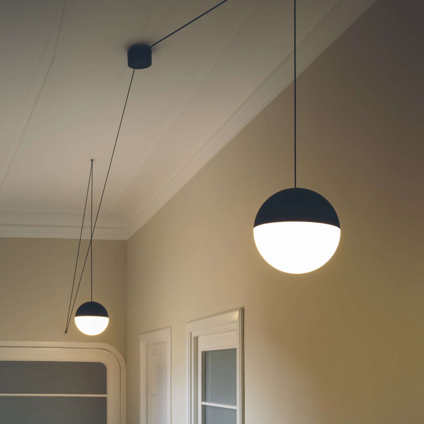 Flos String Light Ball Head Pendant Lamp 22m Sort med sensordæmper på kabel