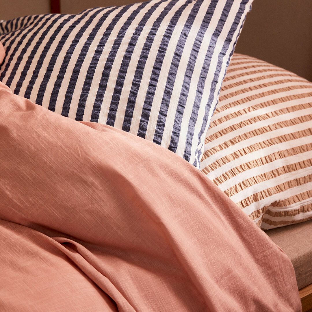 Juna Bæk & Bølge linjer Pillowcase 63x60 cm, mørkeblå/hvid