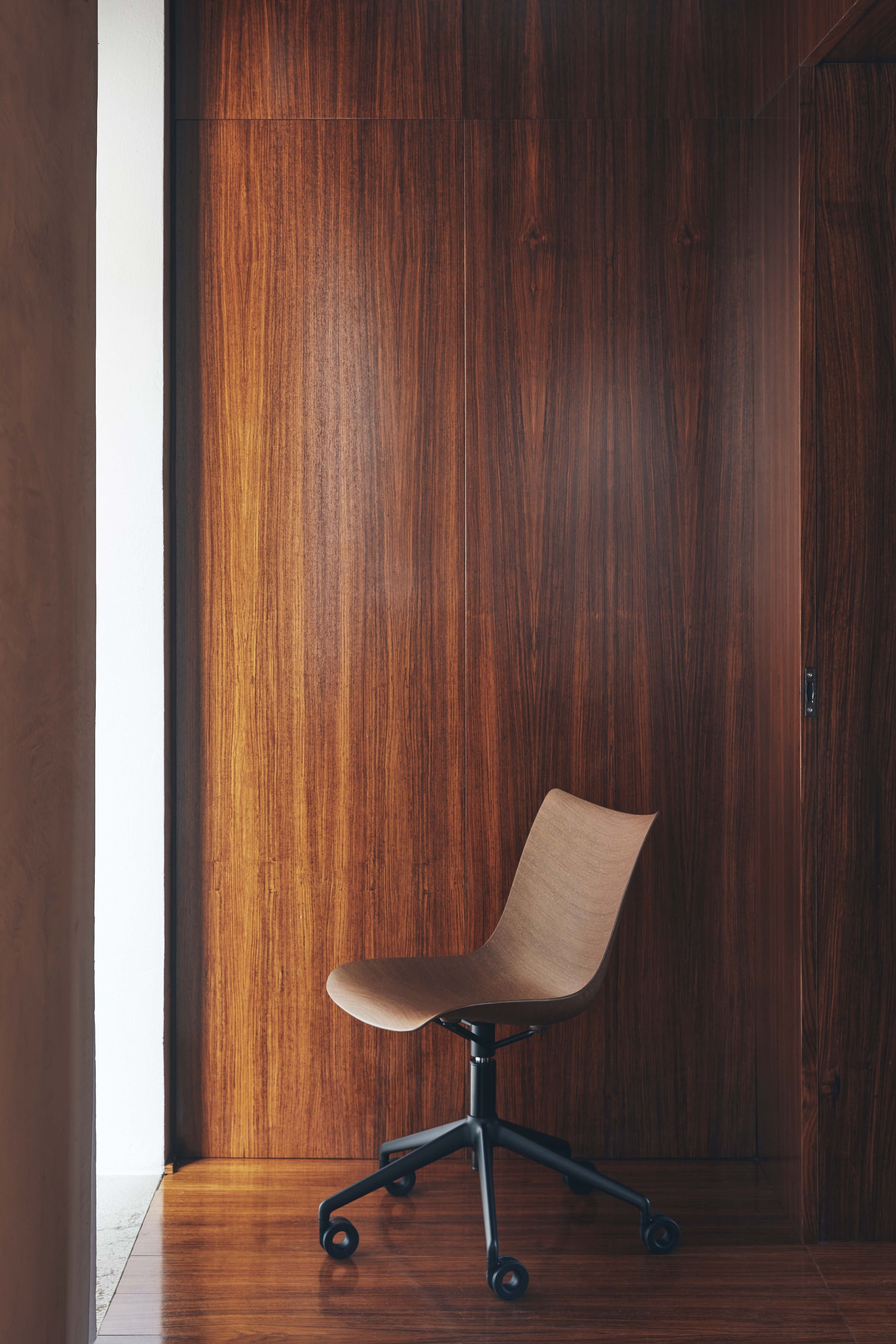 Kartell P/Wood silla con ruedas, madera oscura/cromo