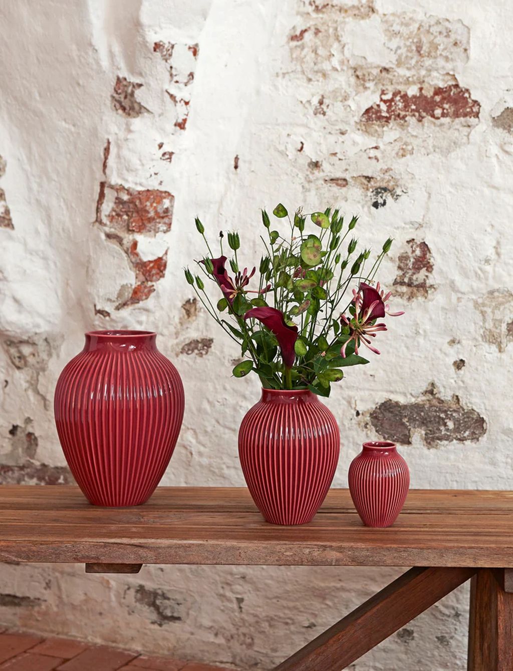 Knabstrup Keramik -Vase mit Grooves H 12,5 cm, Bordeaux