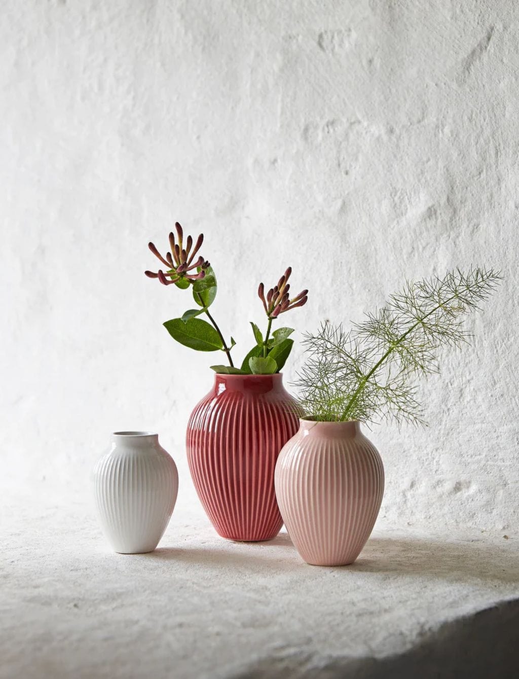 Knabstrup Keramik -Vase mit Grooves H 12,5 cm, Bordeaux