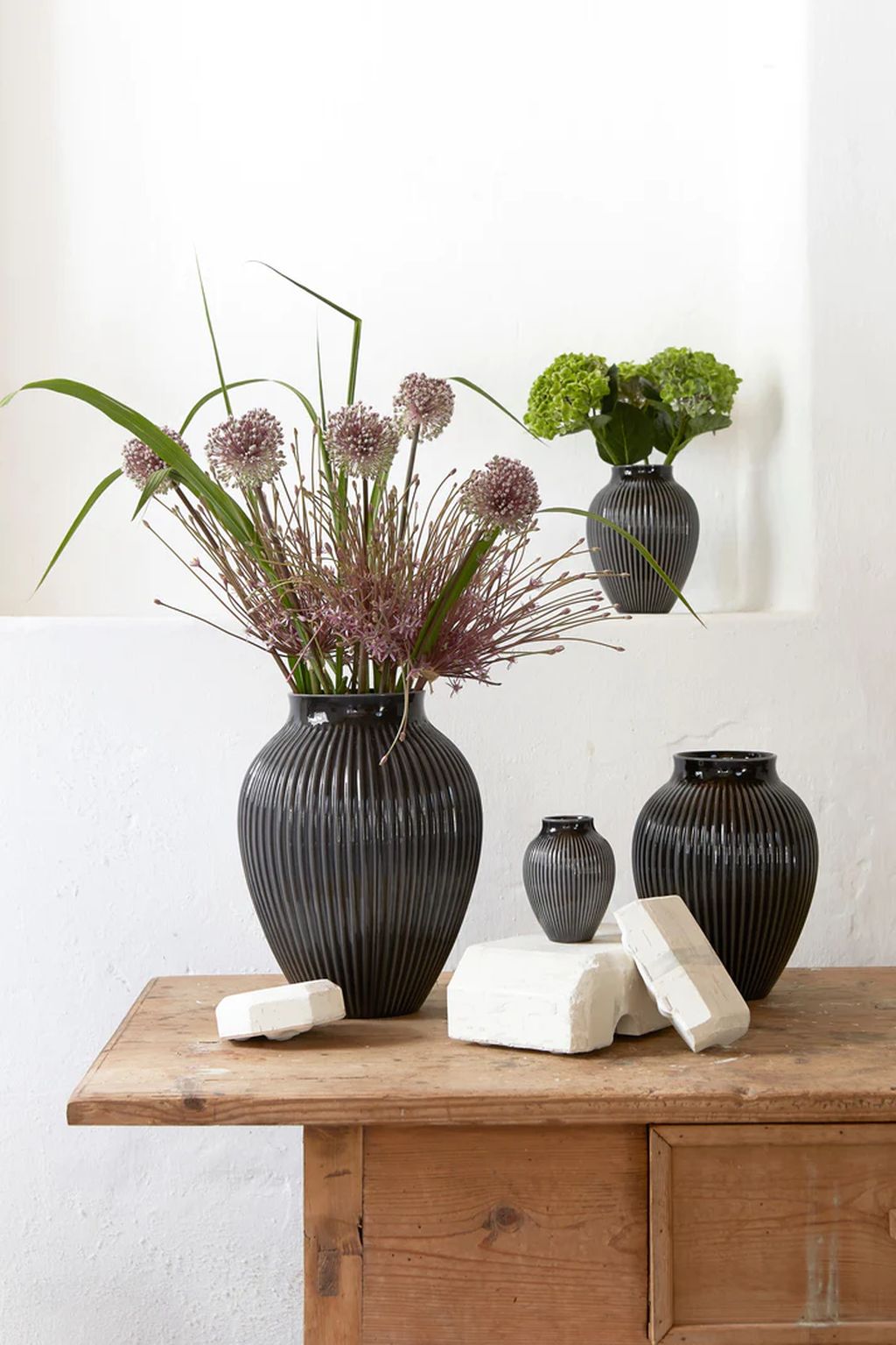 Knabstrup Keramik Vase mit Grooves H 12,5 cm, schwarz