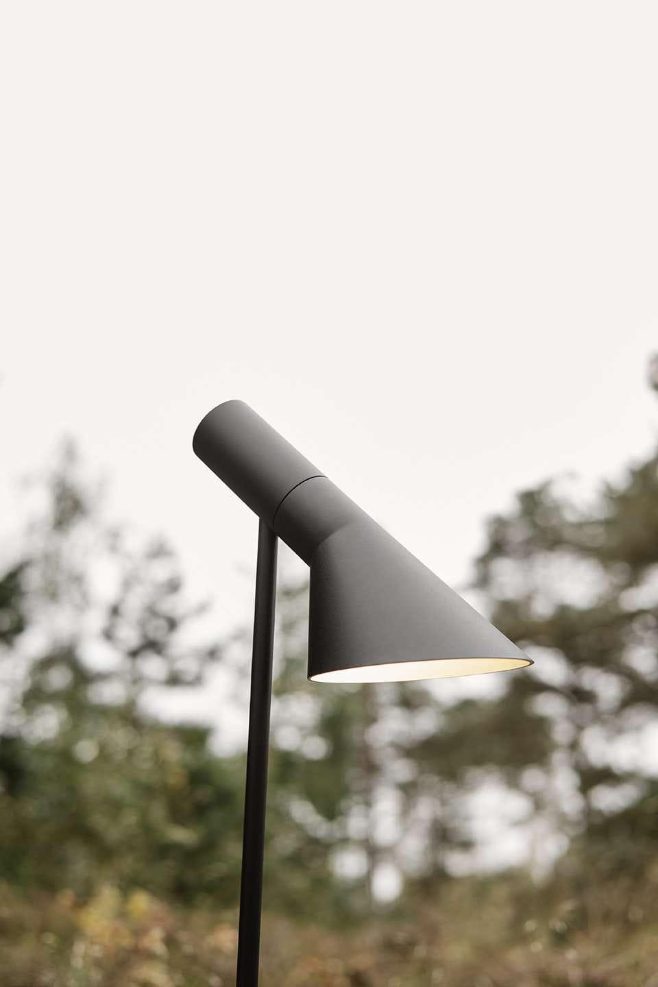 Louis Poulsen AJ Garden Long Bollard Black LED 2700 K 6,5 W, base avec adaptateur