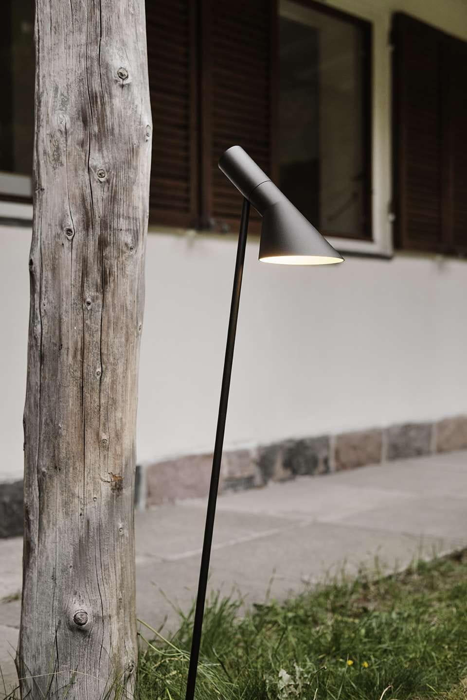 Louis Poulsen AJ Garden Long Bollard Black LED 2700 K 6,5 W, base avec adaptateur