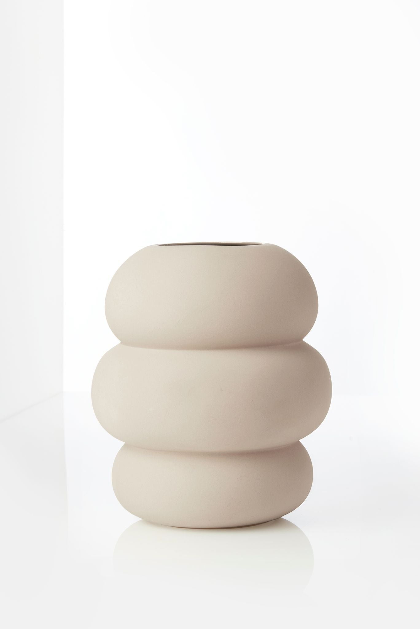 Vase de forme douce vivante à la bouche, beige