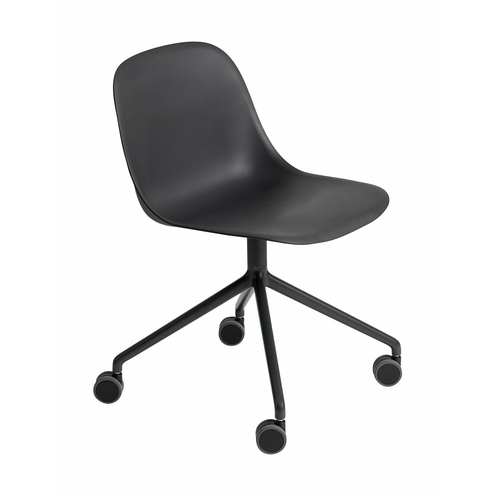 Muuto fiber side stol lavet af genanvendt plast drejelig med hjul, sort/sort