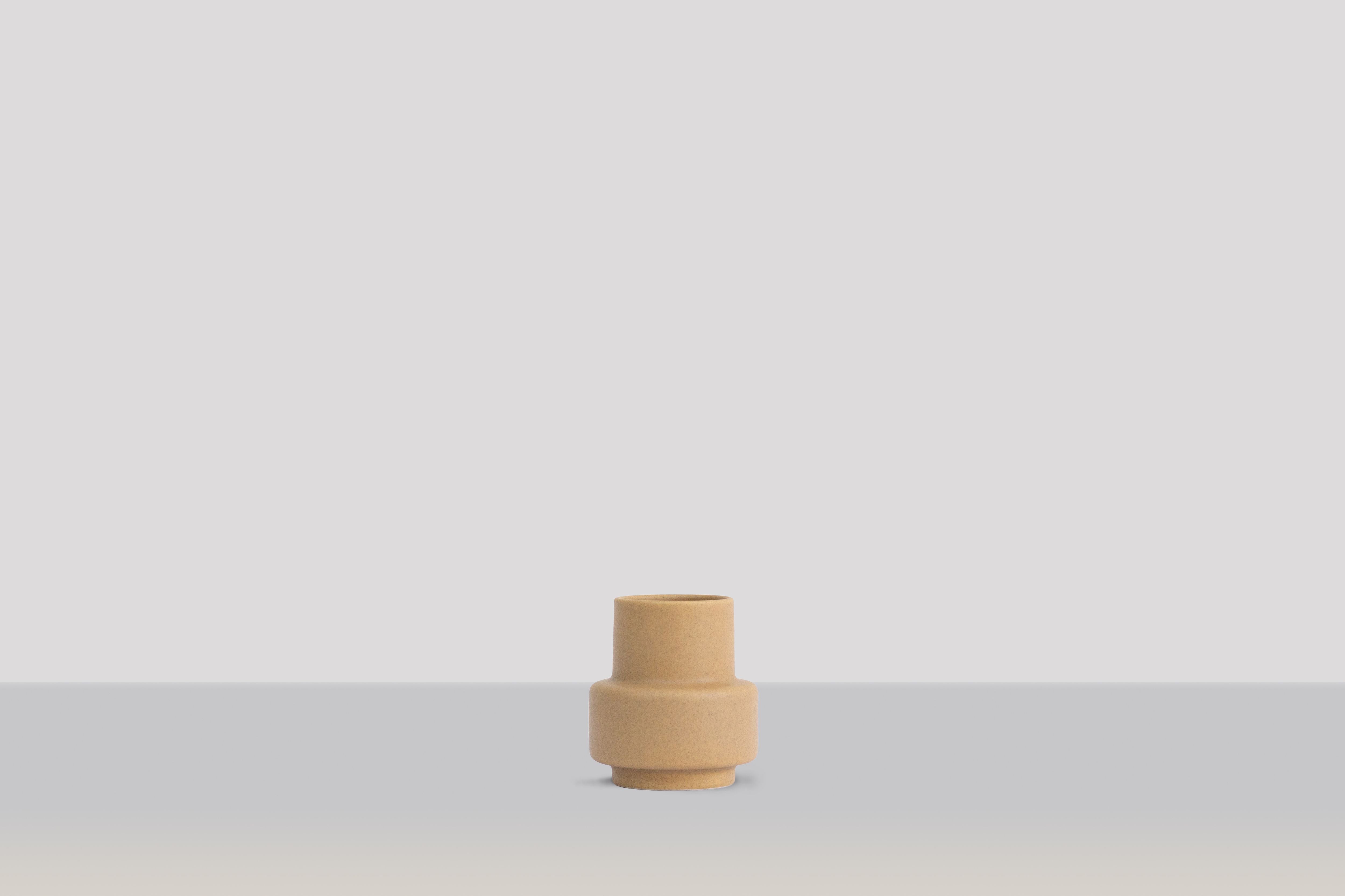 RO -Kollektion Hurrikan Keramik Vase Small, weicher Ocker