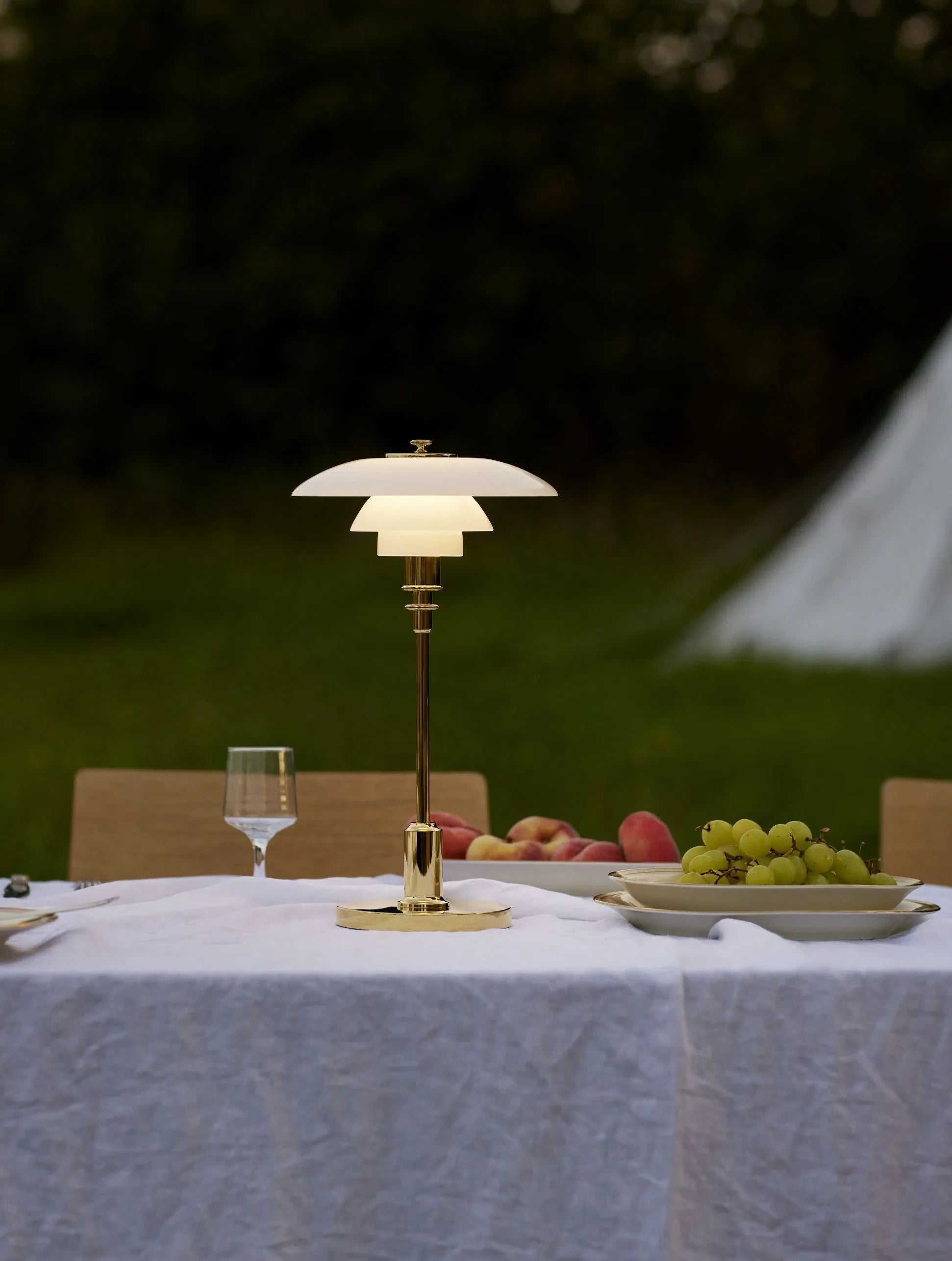 Lámpara de mesa portátil de Louis Poulsen PH 2/1, latón