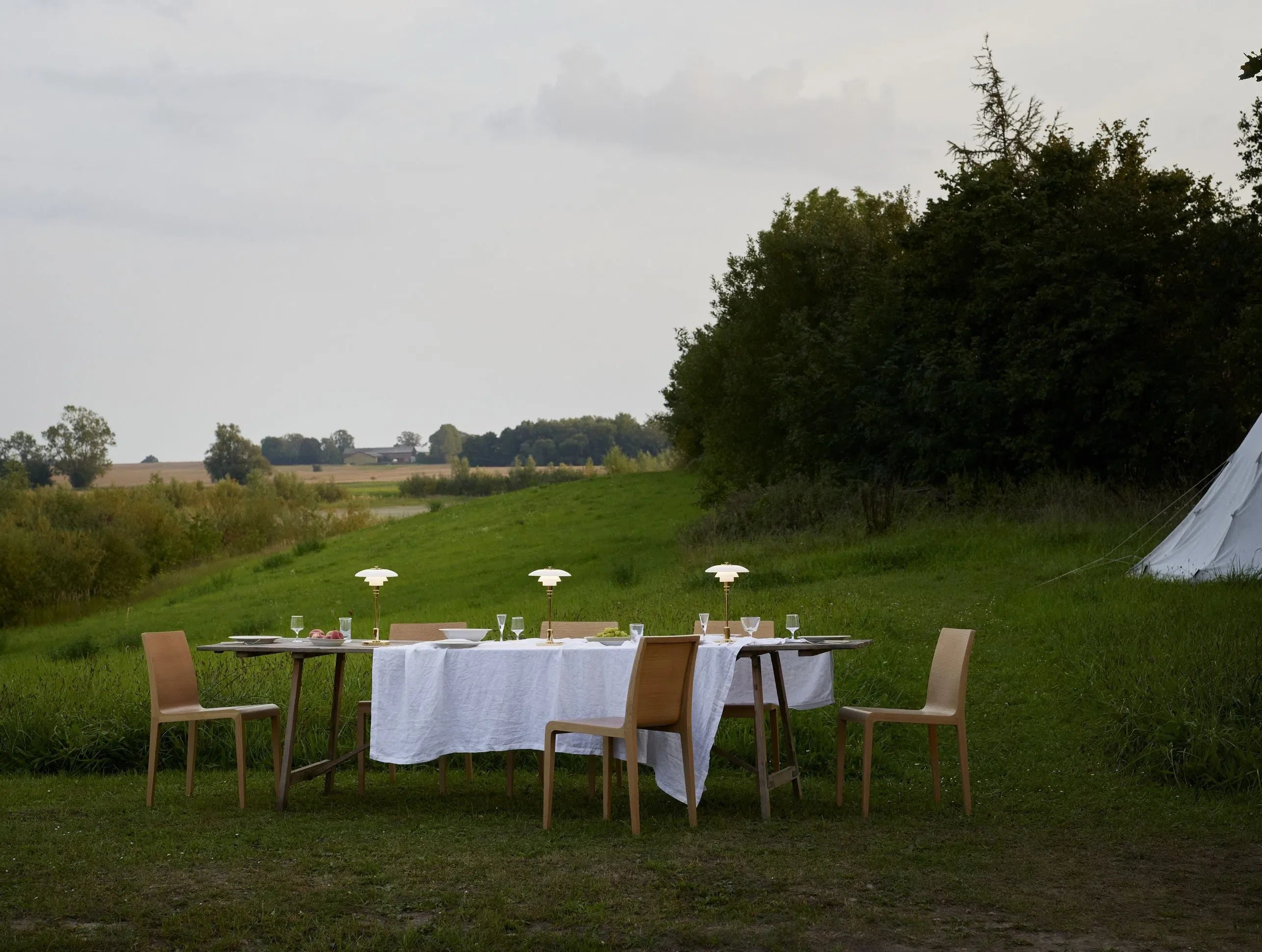 Lámpara de mesa portátil de Louis Poulsen PH 2/1, latón