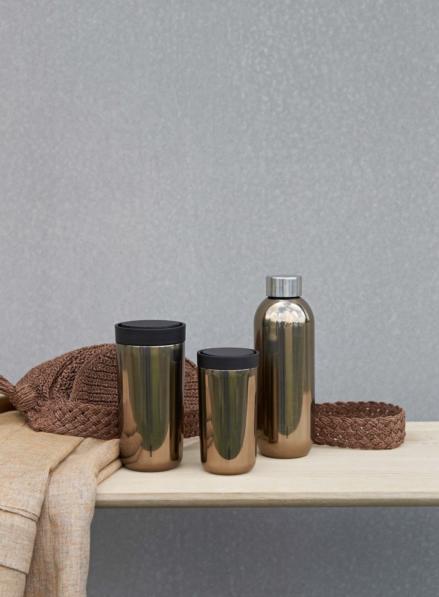 Stelton hält eine kühle Thermosflasche 0,6 l, dunkel Gold