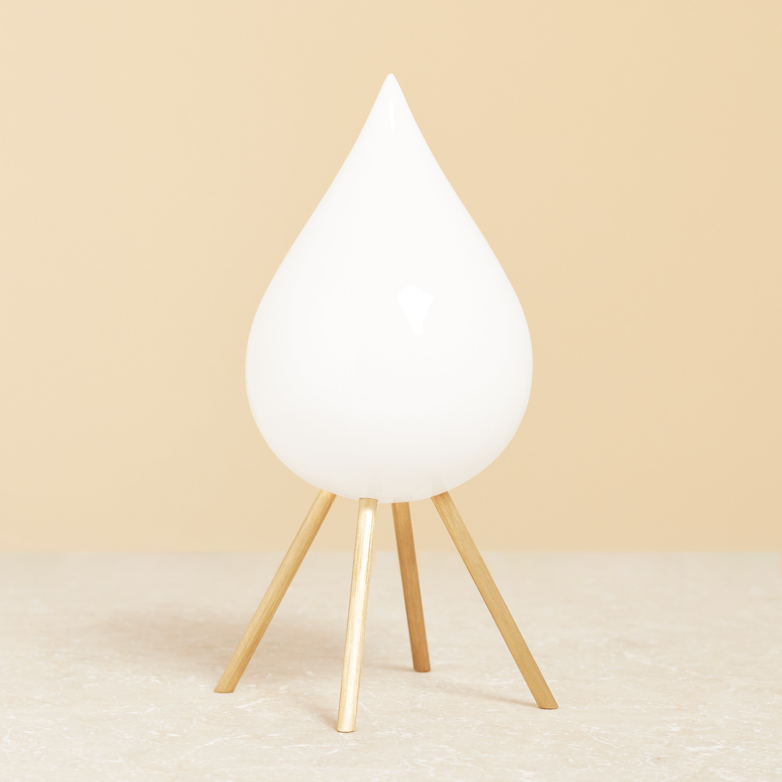 Plaushild Drop de madera Figura White de caoba, base de latón