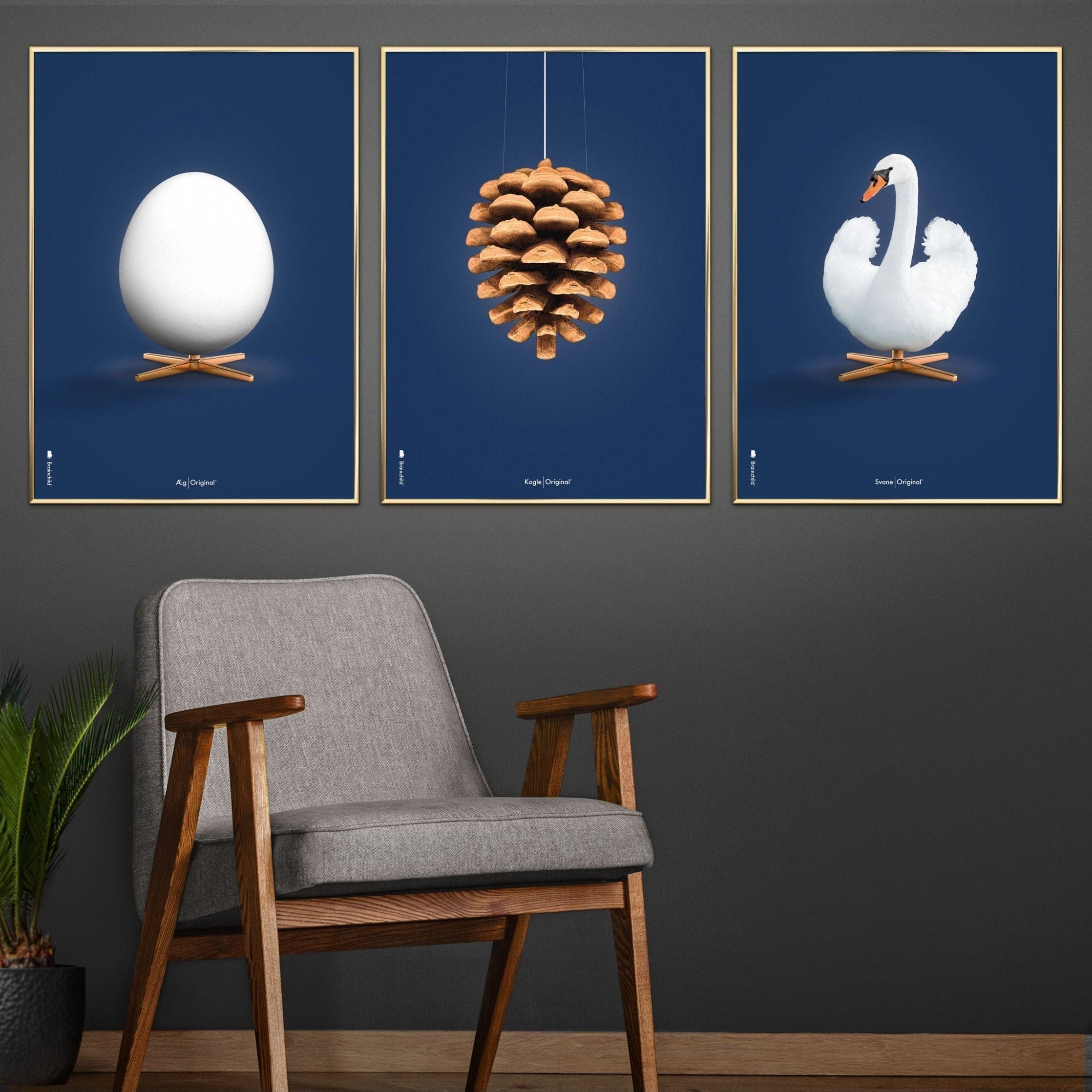 Brainchild Egg Klassisk plakat, messingfarvet ramme 30 x 40 cm, mørkeblå baggrund