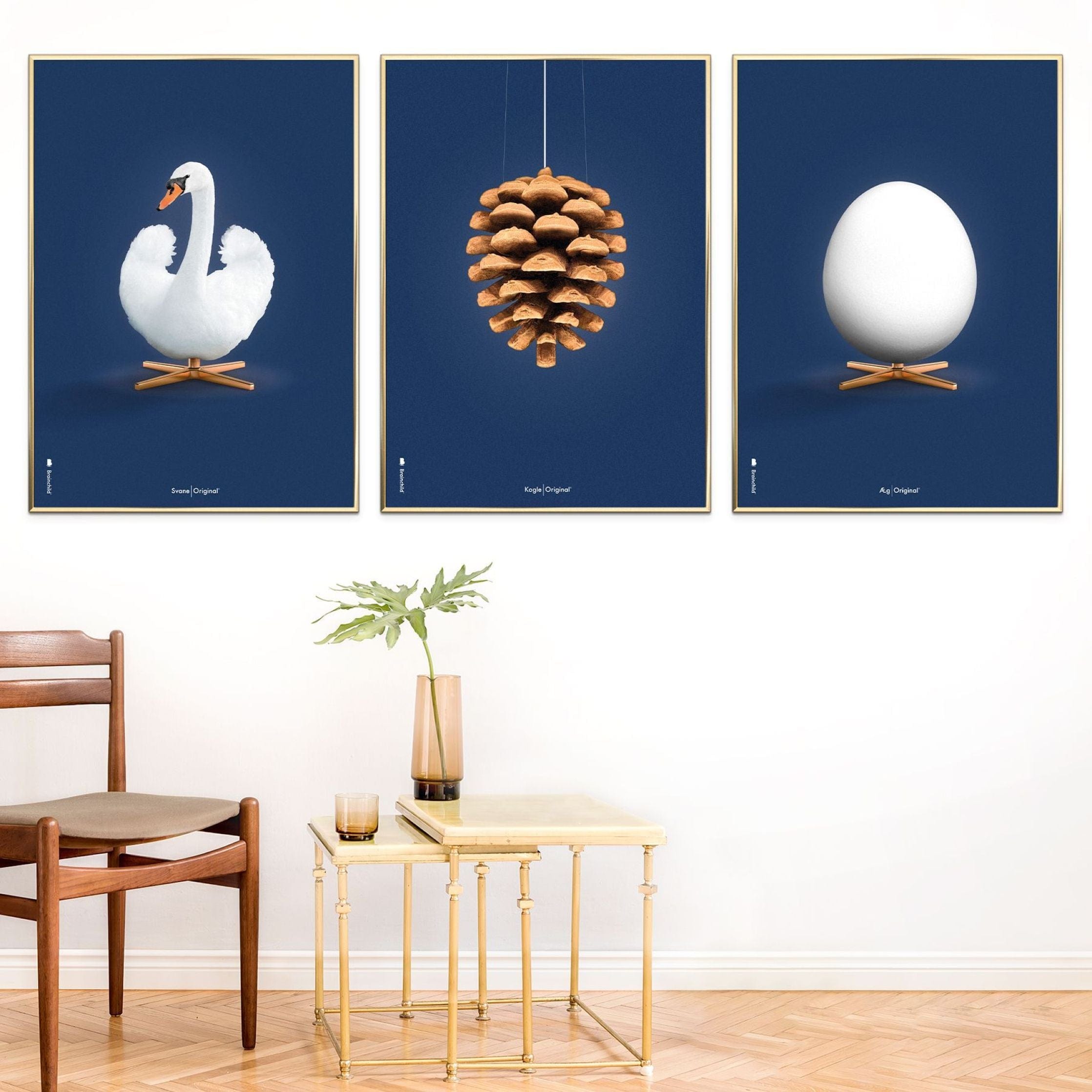 Brainchild Egg Klassisk plakat, messingfarvet ramme 30 x 40 cm, mørkeblå baggrund