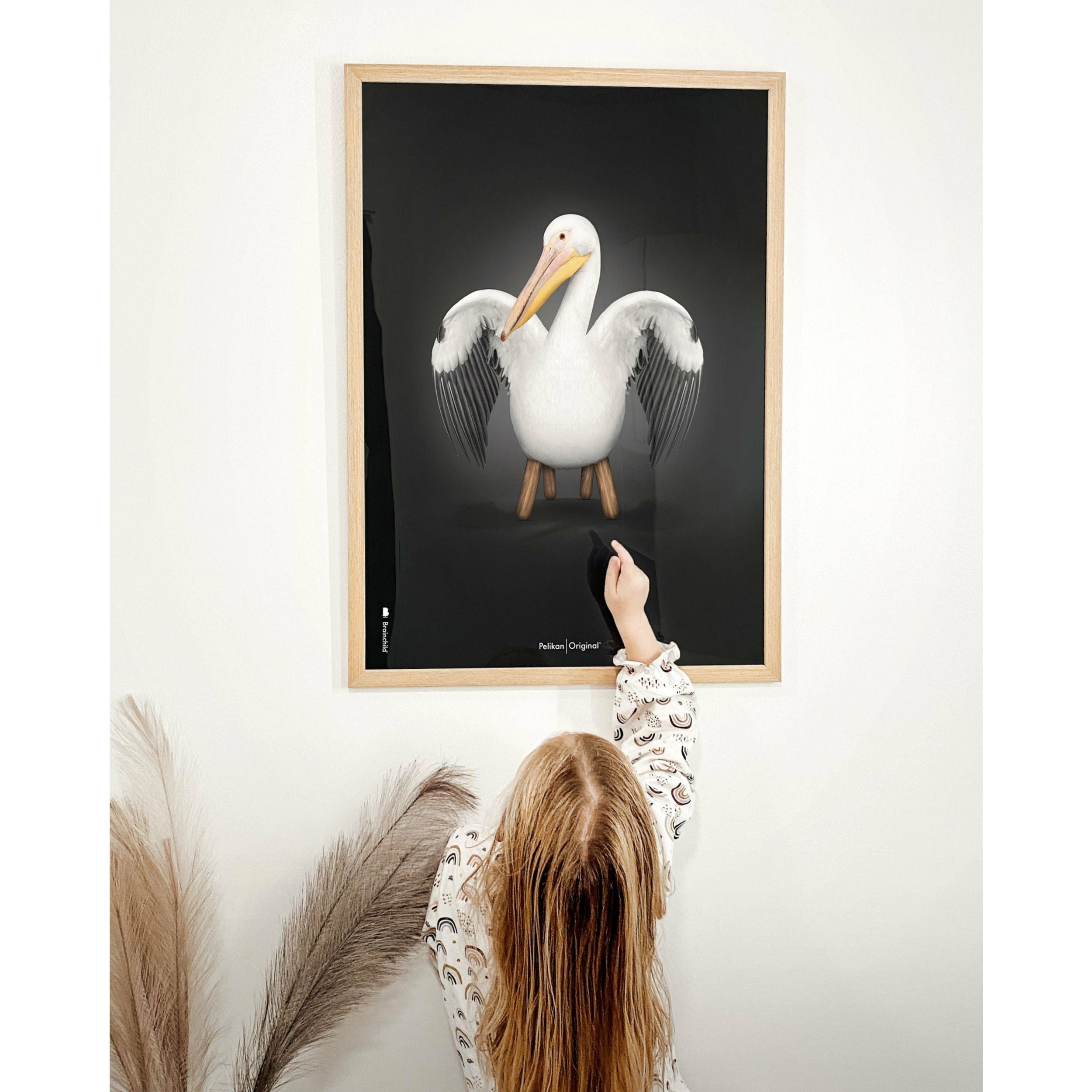 Brainchild Pelikan Classic plakat, ramme lavet af let træ 50x70 cm, sort baggrund