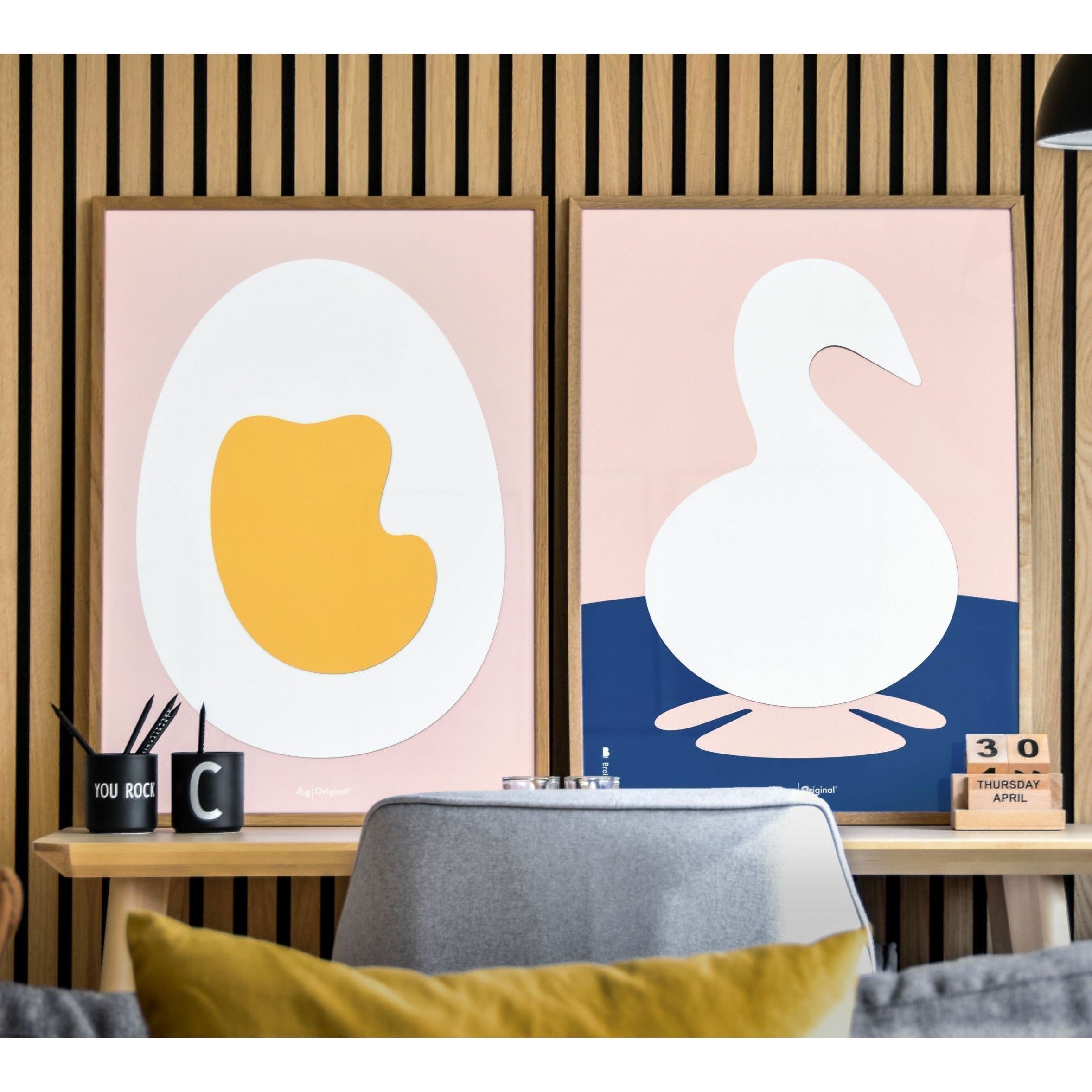 Affiche en papier cygne swan, cadre en bois clair 50x70 cm, fond rose