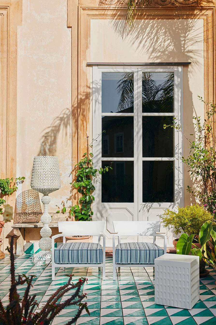 Sillón al aire libre de Kartell Cara, óxido/azul/naranja