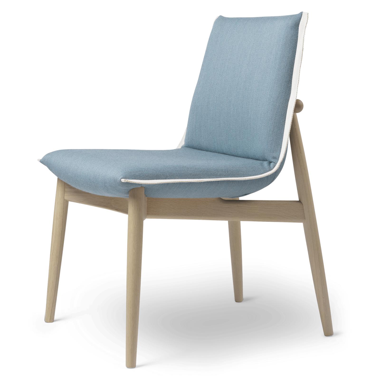 Carl Hansen E004 umarmen Stuhl, weiß geölte Eiche, hellblauer Stoff