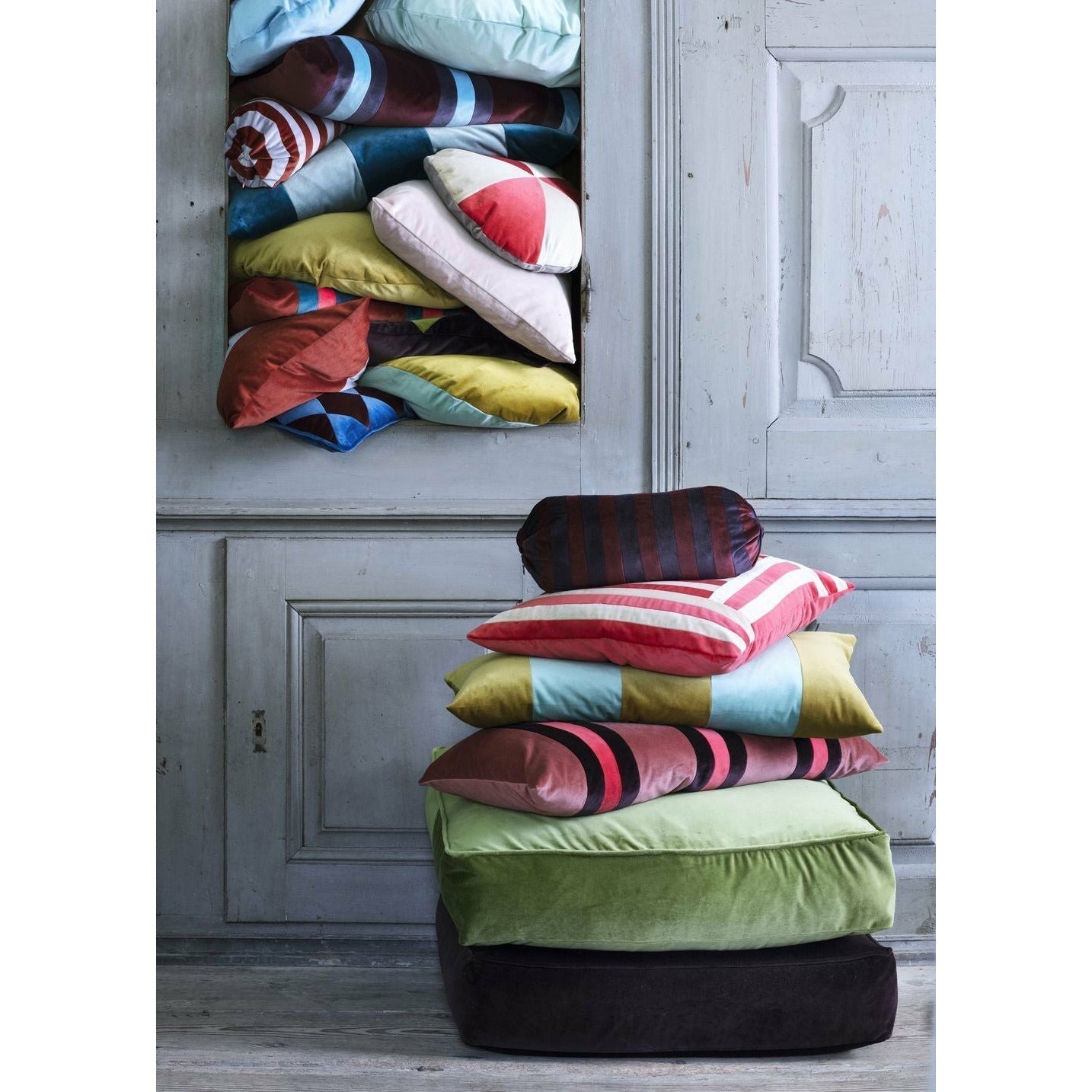 Christina Lundsteen Pippa Velvet Pillow, paon / kit lumineux