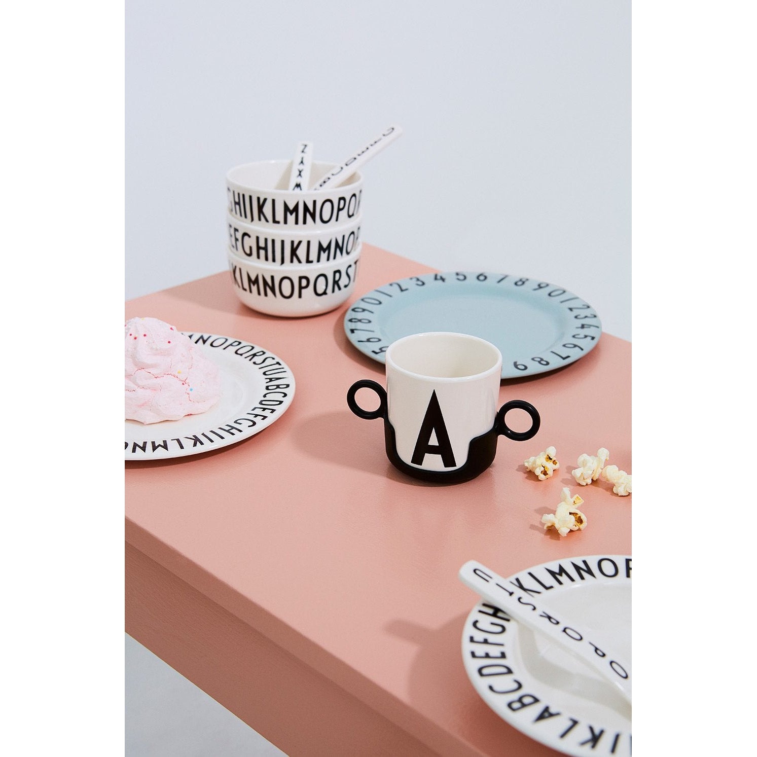 Designbuchstaben galten für ABC Melamine Cups, schwarz