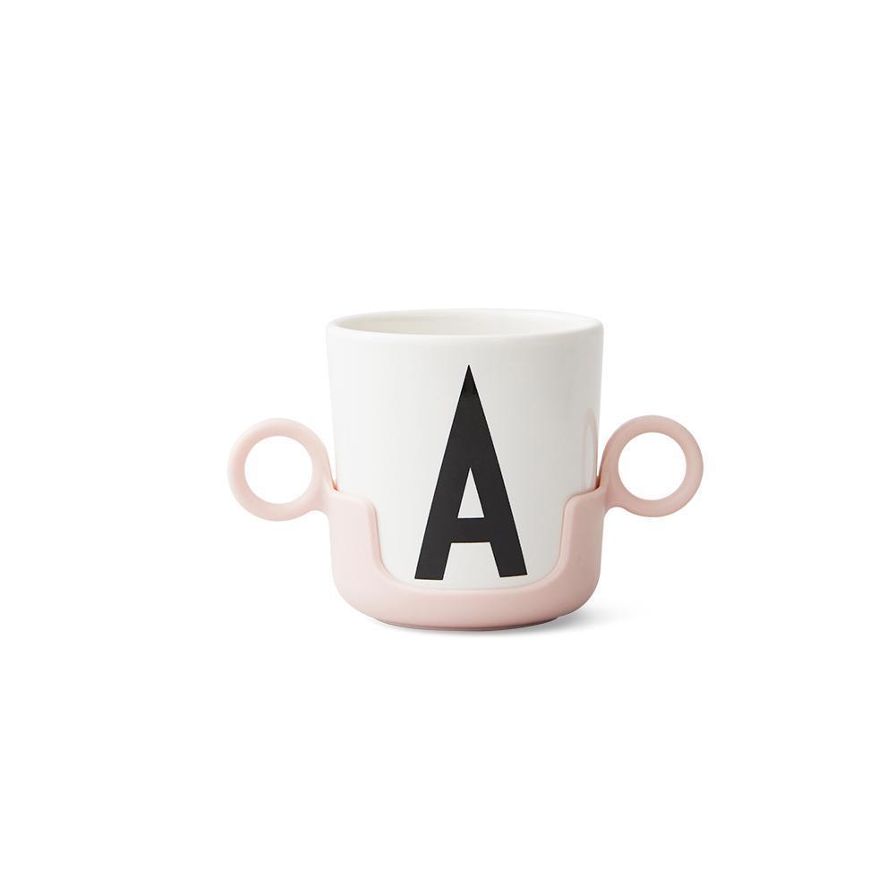 Las letras de diseño se sostienen para tazas de melamina ABC, rosa