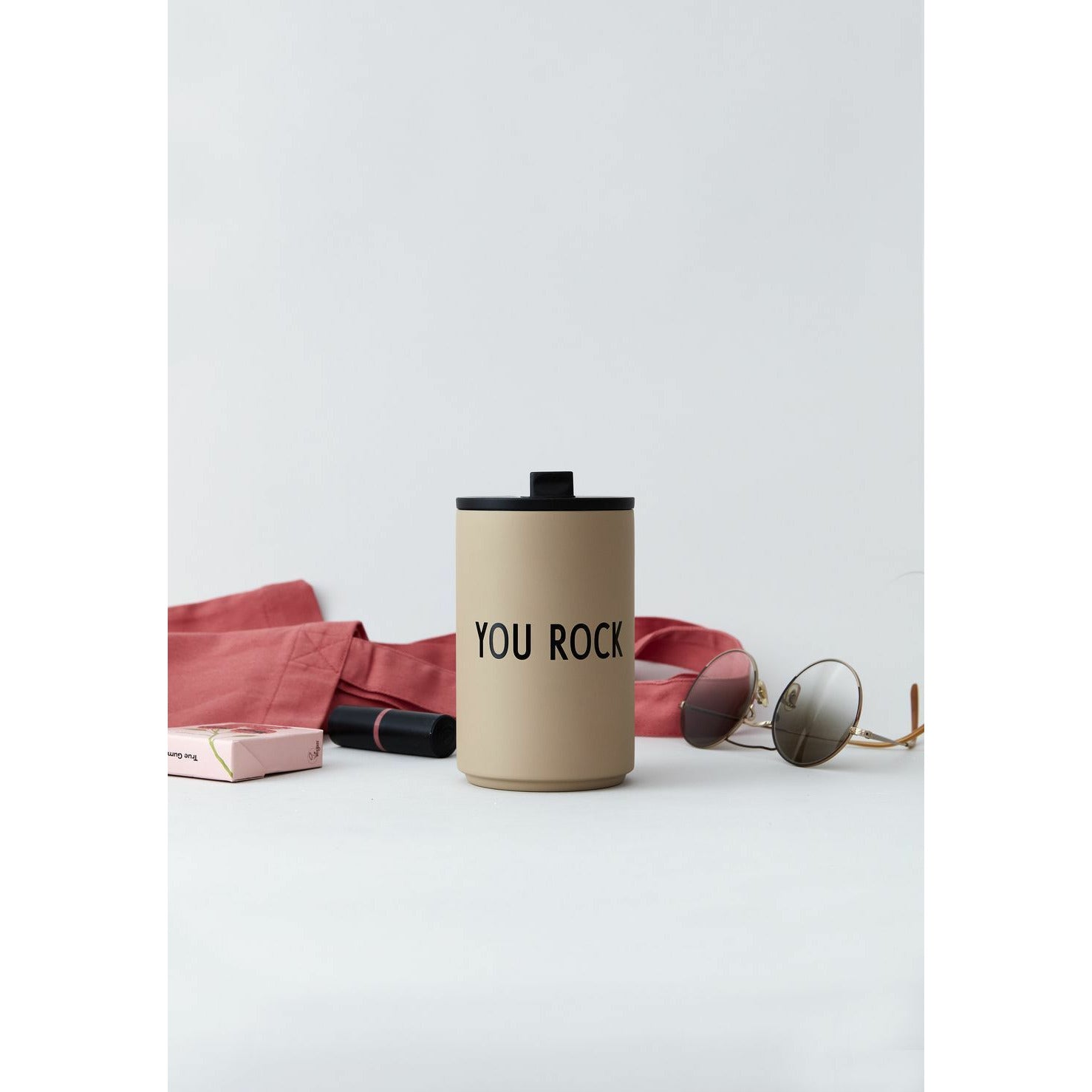 Lettres de conception thermos / tasse isolante beige, vous rockez