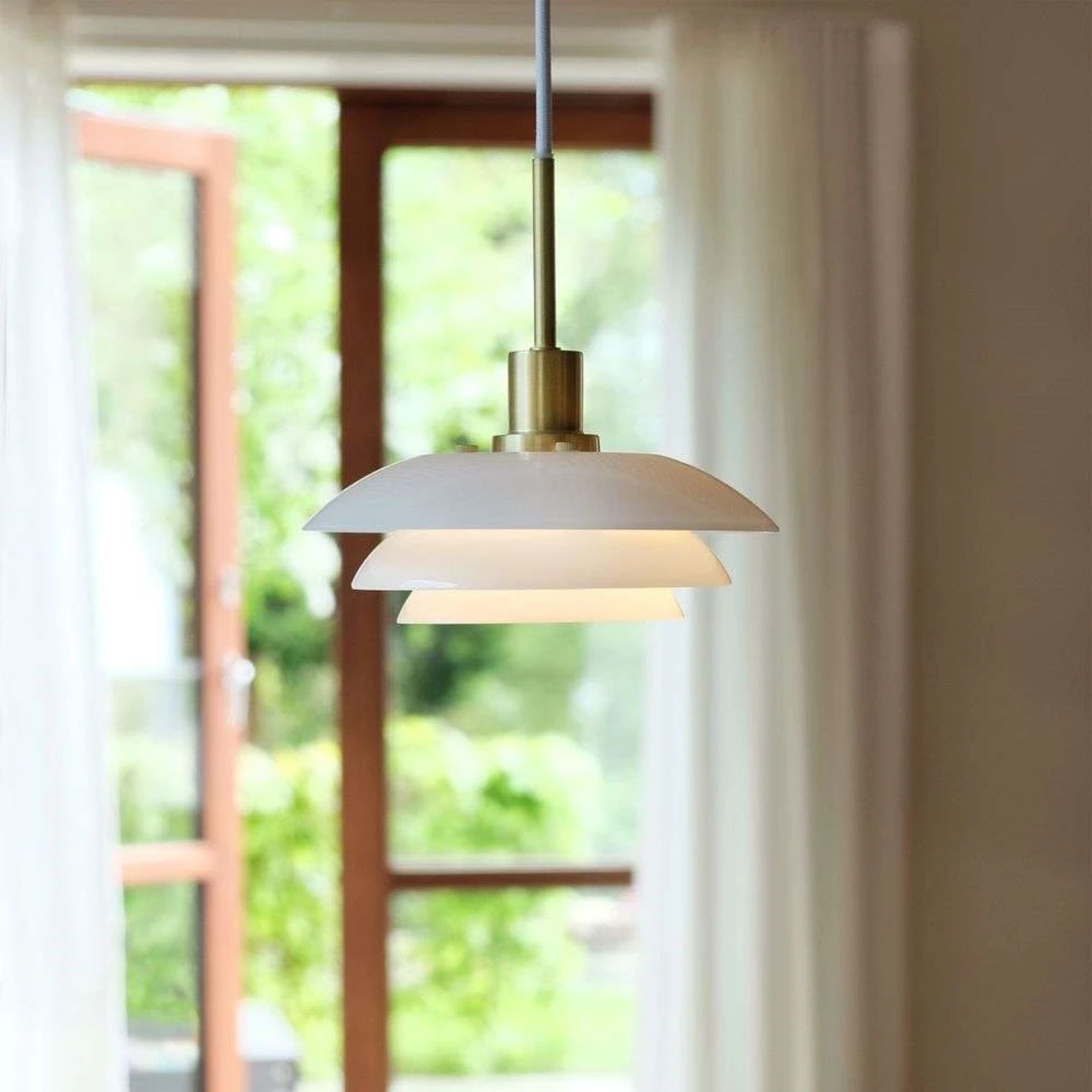 Dyberg Larsen DL20 Anhängerlampe, Opal/Messing