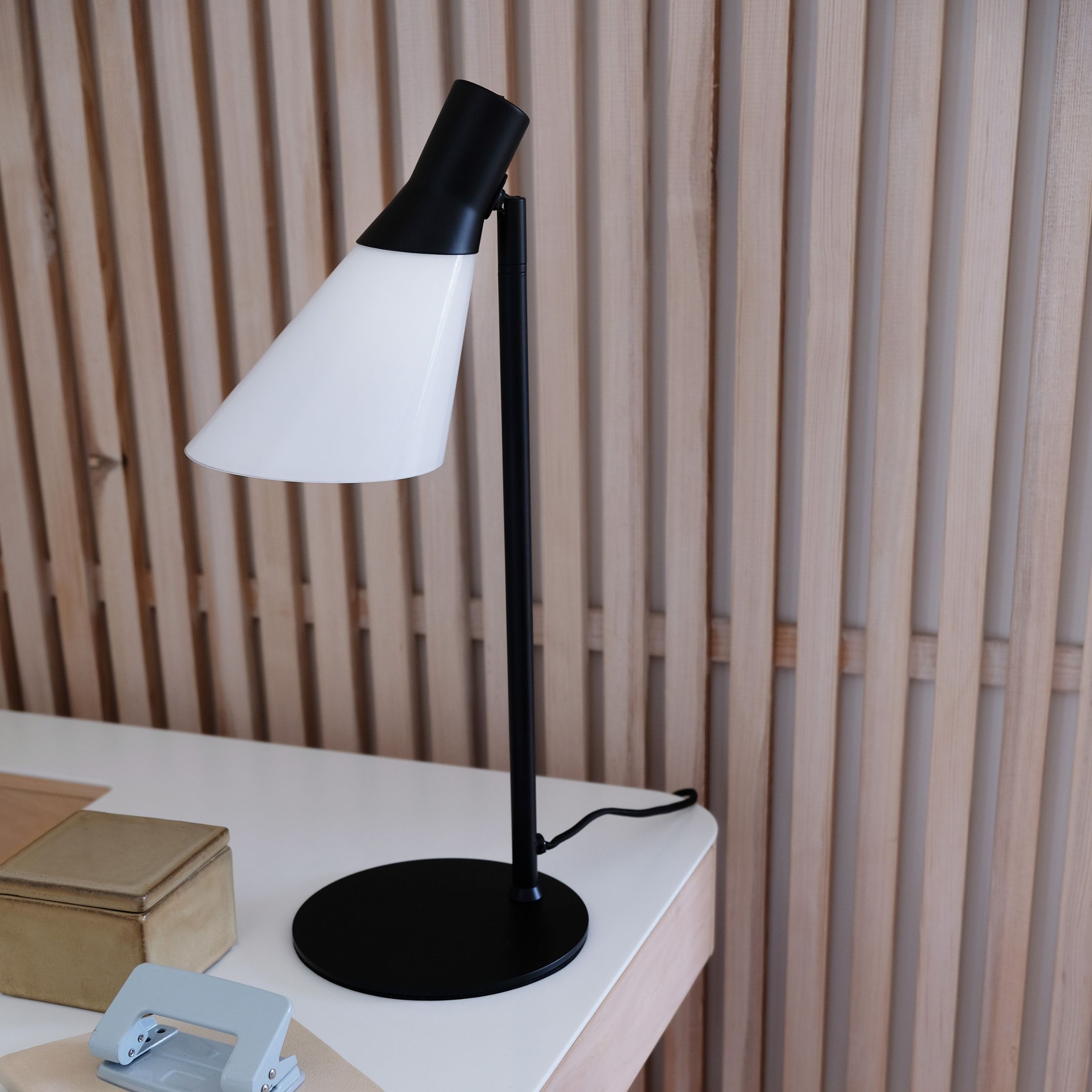 Lampe de table Dyberg Larsen Gent, Opal / Matt Black