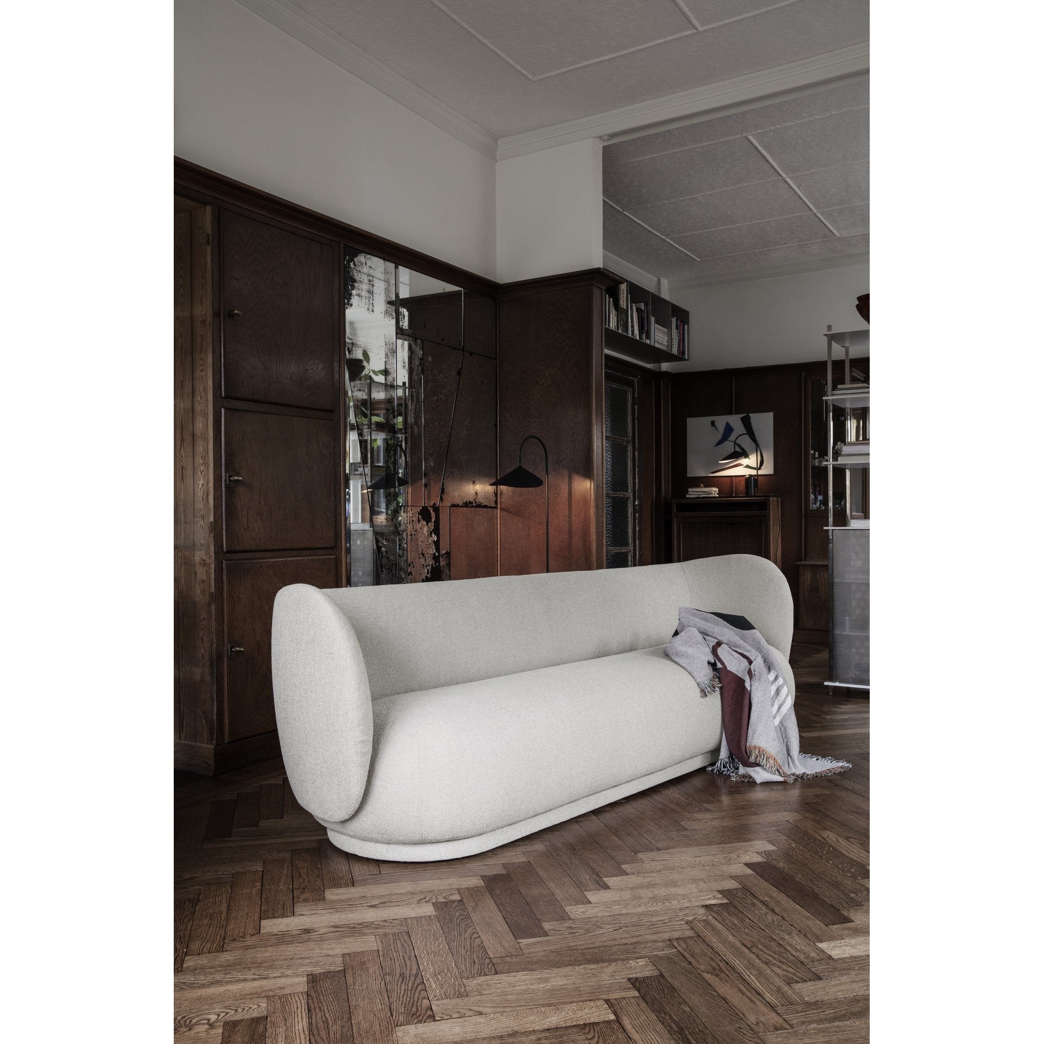 Ferm Living Rico Sofa vor weißem Samt, 3 Sitzer