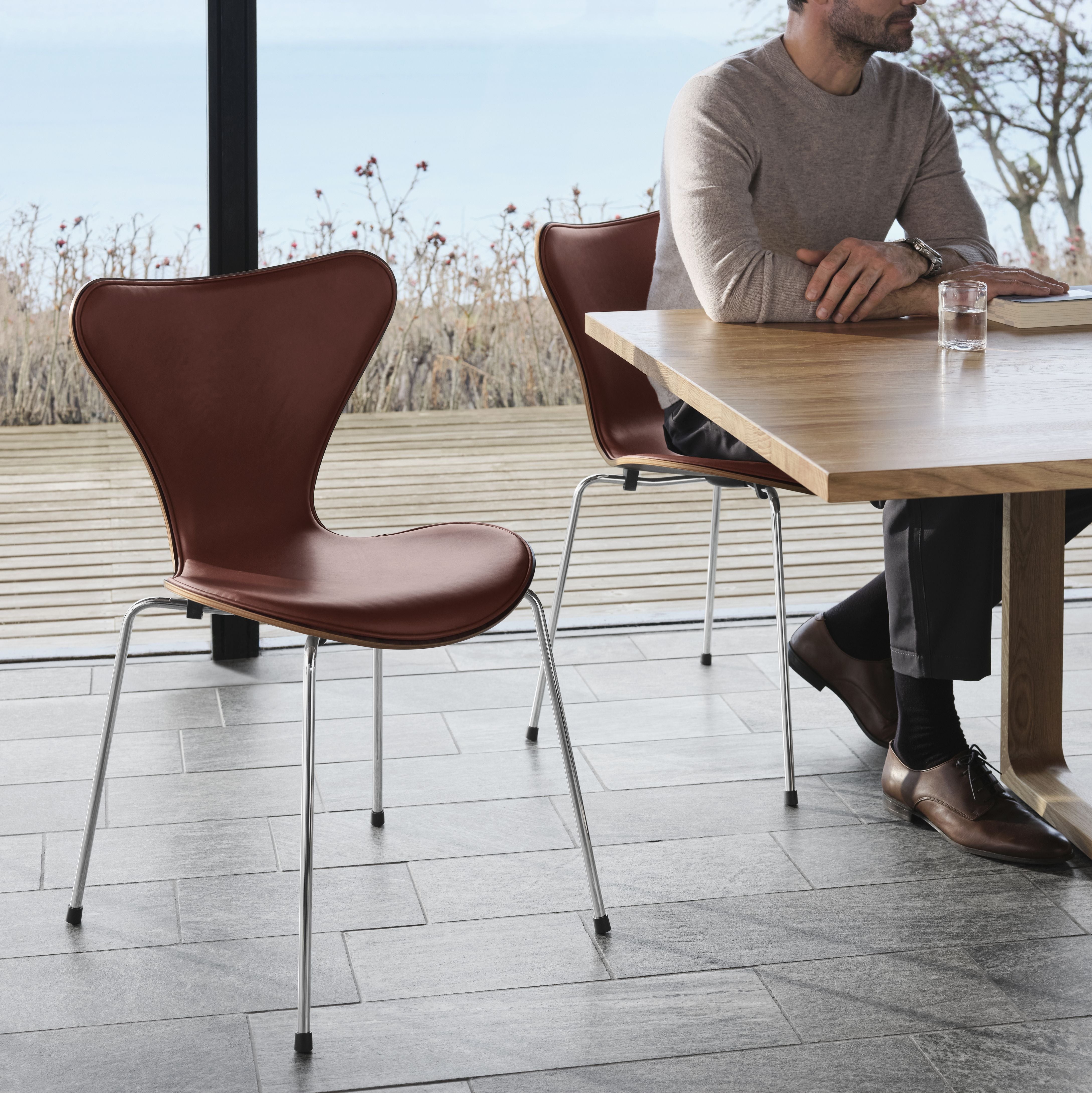 Fritz Hansen 3107 stol, front polstring med Grace Chestnut Leather Jubilæumskollektion