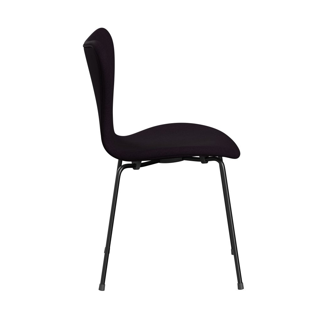 Fritz Hansen 3107 Stuhl Full Polstery, Black/Divina Aubergine (Div376)