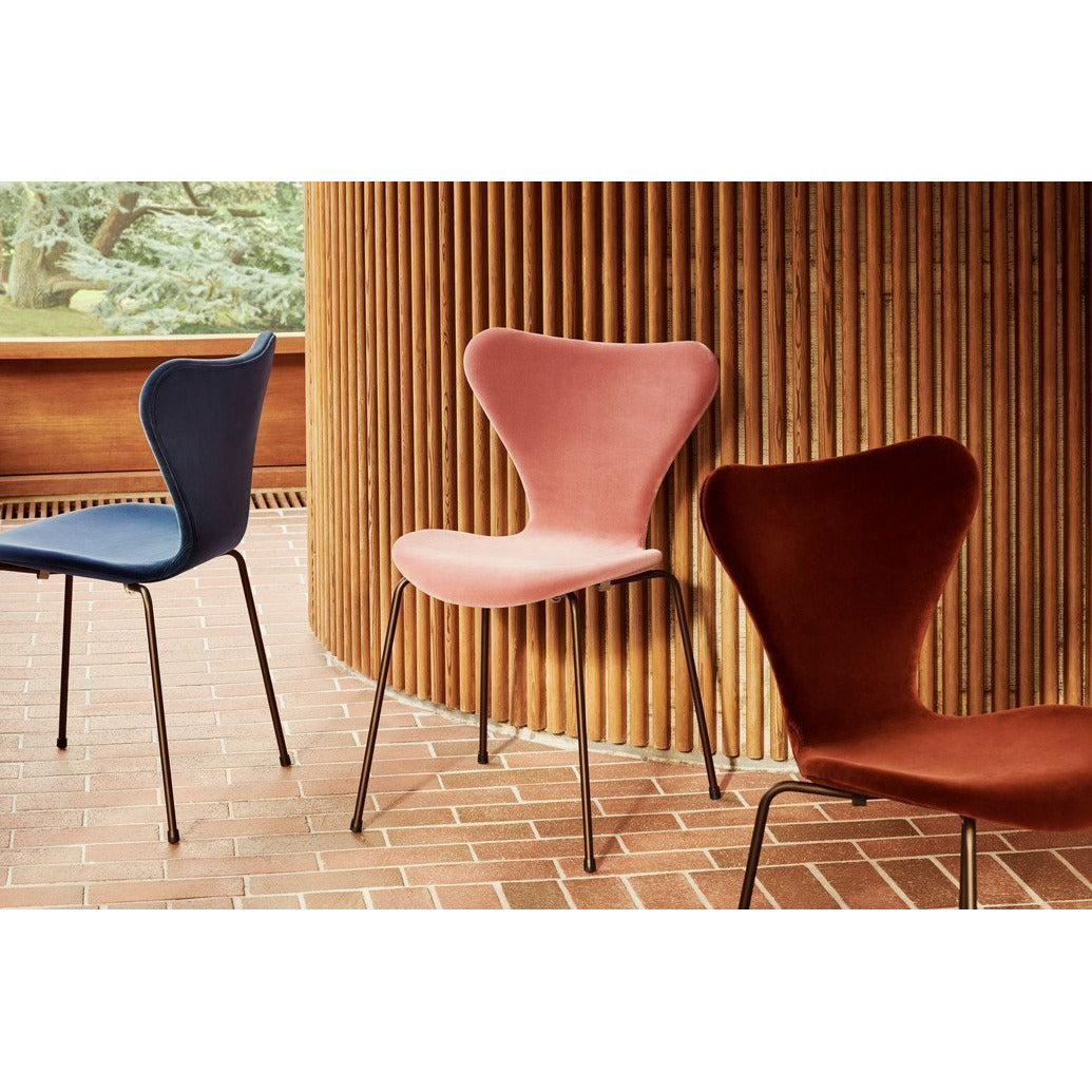 Fritz Hansen 3107 Stuhl Vollbeziegele, braune Bronze/Belfast Velvet Mitternachtsblau