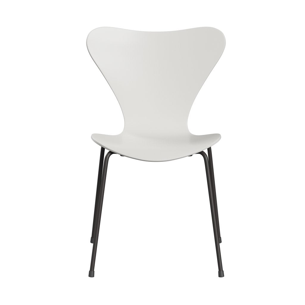 Fritz Hansen 3107 Silla sin supervoltura, grafito cálido/blanco lacado