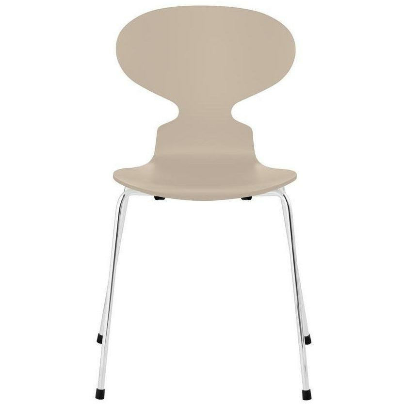 Fritz Hansen ANT -stol Lackat ljus beige skal, kromad stålbas