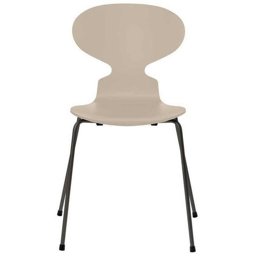 Chaise de fourmi fritz hansen laquée coque beige légère laquée, base de graphite chaud