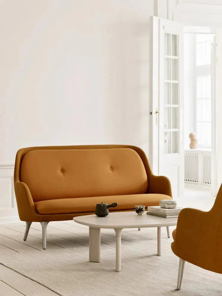 Fritz Hansen Fran JH150MU 2-Sitzer-Sofa, goldener Ocker/verbranntes Gelb